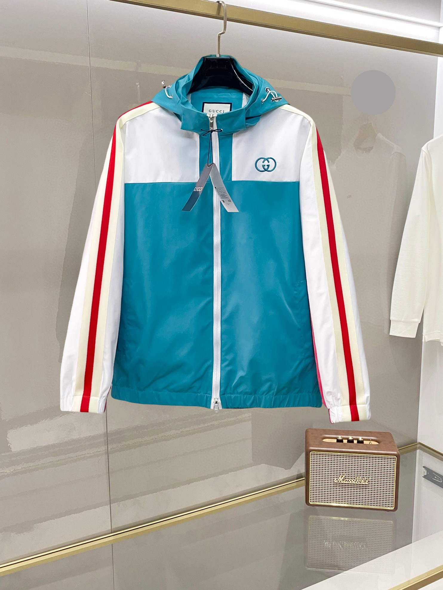 NO:732392,Gucci's 2026 spring new jacket, the new product on the show is in perfect condition, comfortable and warm, complete with three colors, full and attractive color, very outstanding design, easily upgrades the fashion sense, extremely elegant and rigorous workmanship, neat and meticulous wiring!  A masterpiece from a famous designer!  The upper body does not look bloated and is super handsome!  Available sizes M ~ XXXL,,jackets & coats,jackets & coats,19860909古奇 2026开春新款夹克外套,秀场新品品相非常完美,舒适保暖,三标齐全色泽饱满诱人,非常出彩的设计,轻松将时髦感进阶,做工极为考究严谨,走线工整细致！大牌设计师巨作！上身不显臃肿、超级帅气！现货码数M ～ XXXL,,jackets & coats,jackets & coats,,Men's clothing