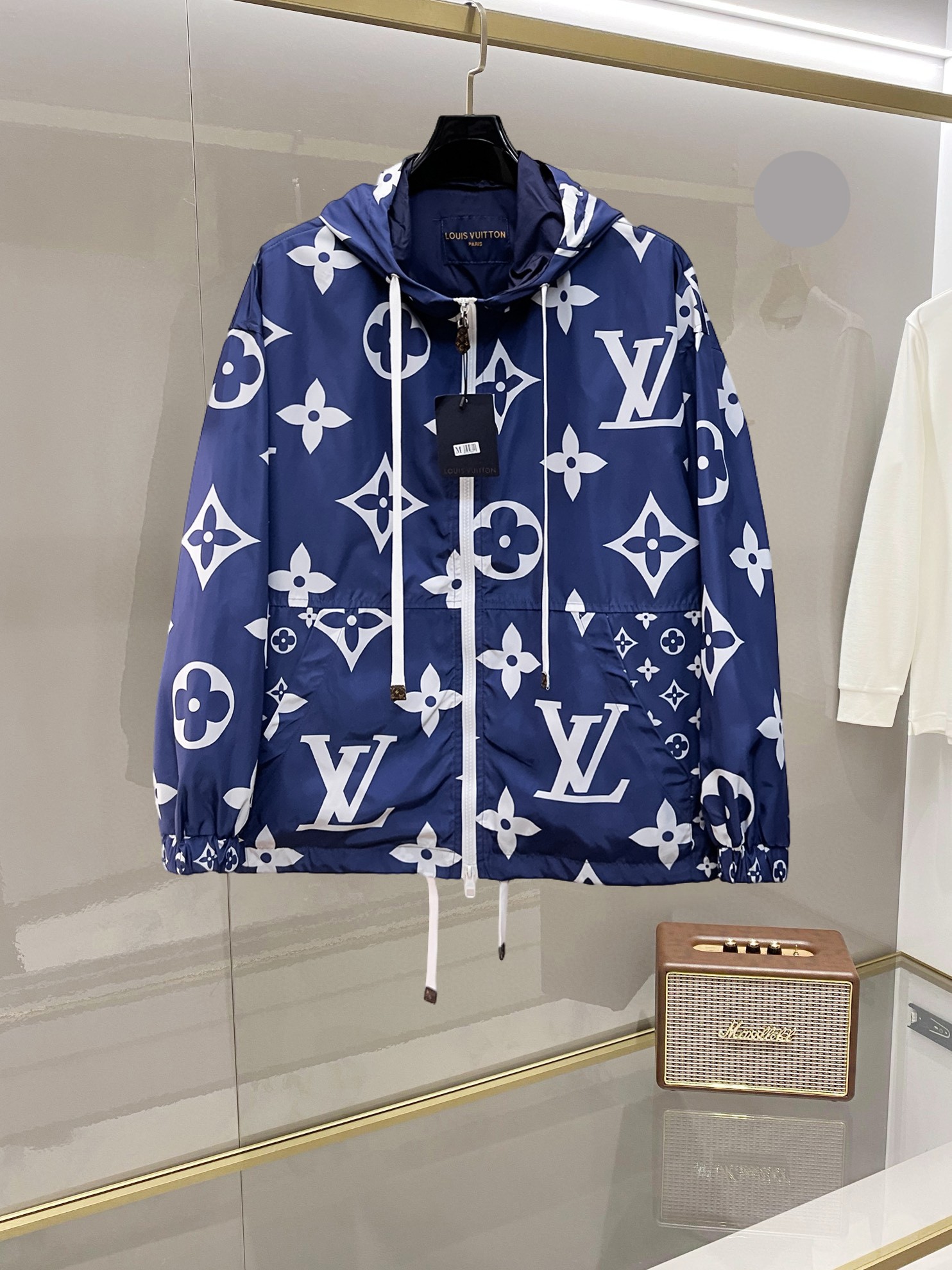 NO:732413,LV 2026 spring new jacket, the new product on the show is in perfect condition, comfortable and warm, complete with three labels, full and attractive color, very outstanding design, easily upgrades the fashion sense, extremely elegant and rigorous workmanship, neat and meticulous wiring!  A masterpiece from a famous designer!  The upper body does not look bloated and is super handsome!  Available size M ~ XXXL,,louis vuitton,jackets & coats,jackets & coats,19860909LV 2026开春新款夹克外套,秀场新品品相非常完美,舒适保暖,三标齐全色泽饱满诱人,非常出彩的设计,轻松将时髦感进阶,做工极为考究严谨,走线工整细致！大牌设计师巨作！上身不显臃肿、超级帅气！现货码数M ～ XXXL,,louis vuitton,jackets & coats,jackets & coats,,Men's clothing