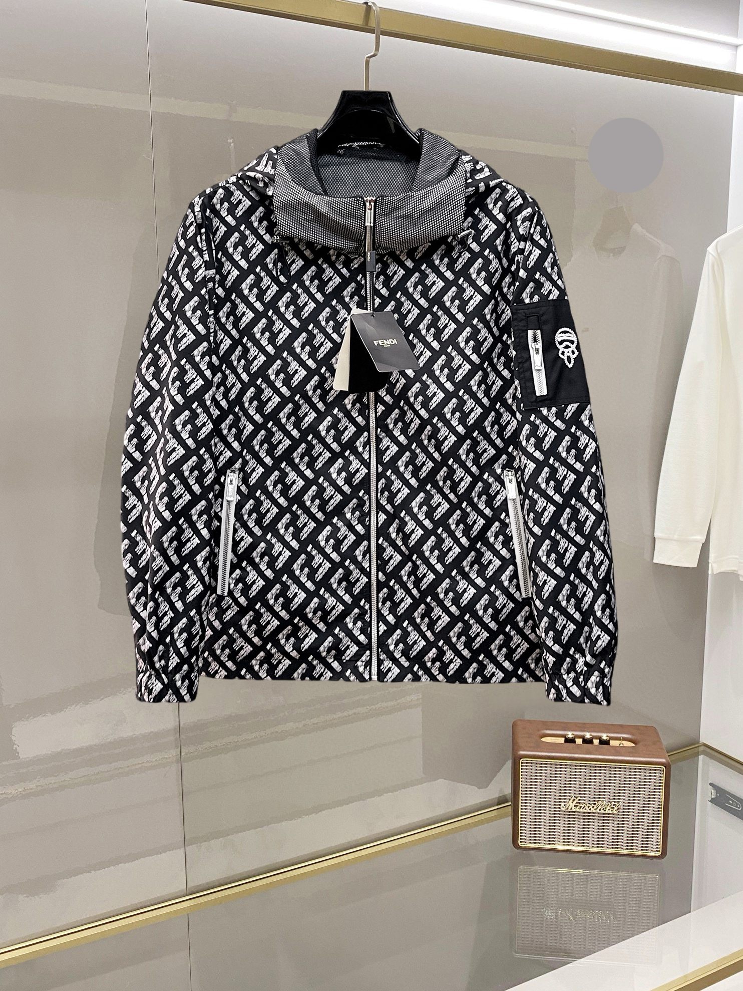 NO:732418,Fendi's 2026 spring new jacket, the new product on the show is in perfect condition, comfortable and warm, complete with three labels, full and attractive color, very outstanding design, easily enhances the sense of fashion, extremely elegant and rigorous workmanship, neat and meticulous wiring!  A masterpiece from a famous designer!  The upper body does not look bloated and is super handsome!  Available sizes M ~ XXXL,,fendi,jackets & coats,jackets & coats,19860909芬迪 2026开春新款夹克外套,秀场新品品相非常完美,舒适保暖,三标齐全色泽饱满诱人,非常出彩的设计,轻松将时髦感进阶,做工极为考究严谨,走线工整细致！大牌设计师巨作！上身不显臃肿、超级帅气！现货码数M ～ XXXL,,fendi,jackets & coats,jackets & coats,,Men's clothing