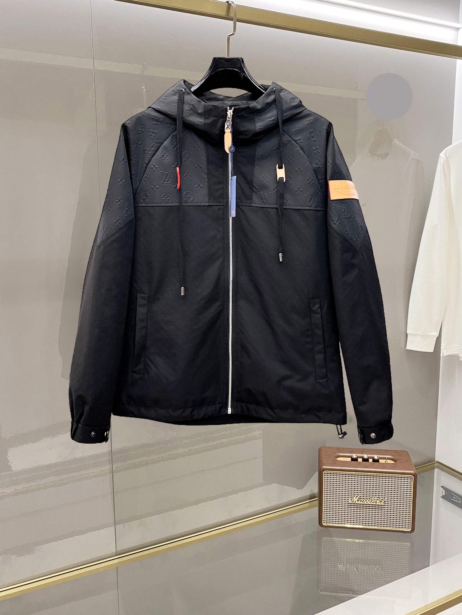 NO:732397,LV 2026 spring new jacket, the new product on the show is in perfect condition, comfortable and warm, complete with three labels, full and attractive color, very outstanding design, easily upgrades the fashion sense, extremely elegant and rigorous workmanship, neat and meticulous wiring!  A masterpiece from a famous designer!  The upper body does not look bloated and is super handsome!  Available size M ~ XXXL,,louis vuitton,jackets & coats,jackets & coats,19860909LV 2026开春新款夹克外套,秀场新品品相非常完美,舒适保暖,三标齐全色泽饱满诱人,非常出彩的设计,轻松将时髦感进阶,做工极为考究严谨,走线工整细致！大牌设计师巨作！上身不显臃肿、超级帅气！现货码数M ～ XXXL,,louis vuitton,jackets & coats,jackets & coats,,Men's clothing