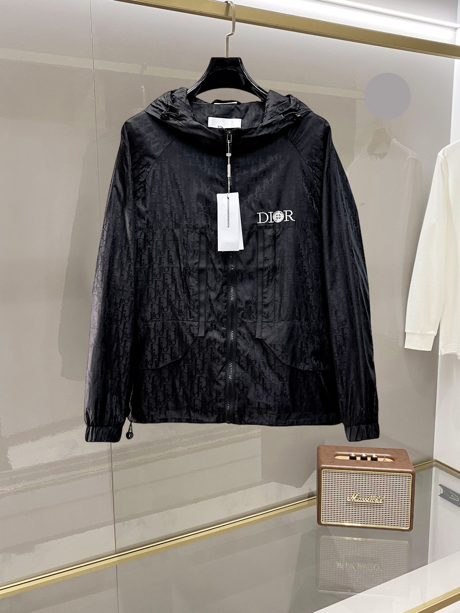 NO:732423,Dior's 2026 spring new jacket, the new product on the show is in perfect condition, comfortable and warm, complete with three labels, full and attractive color, very outstanding design, easily upgrades the fashion sense, extremely sophisticated and rigorous workmanship, neat and meticulous wiring!  A masterpiece from a famous designer!  The upper body does not look bloated and is super handsome!  Available sizes M ~ XXXL,,dior,jackets & coats,jackets & coats,19860909迪奥 2026开春新款夹克外套,秀场新品品相非常完美,舒适保暖,三标齐全色泽饱满诱人,非常出彩的设计,轻松将时髦感进阶,做工极为考究严谨,走线工整细致！大牌设计师巨作！上身不显臃肿、超级帅气！现货码数M ～ XXXL,,dior,jackets & coats,jackets & coats,,Men's clothing