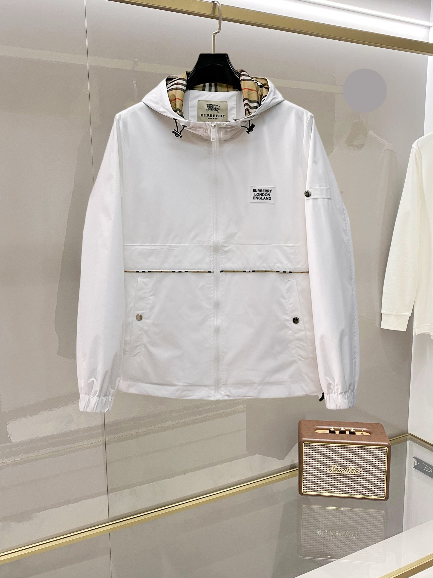 NO:732402,Burberry's 2026 spring new jacket, the new product on the show is in perfect condition, comfortable and warm, complete with three colors, full and attractive color, very outstanding design, easily upgrades the fashion sense, extremely elegant and rigorous workmanship, neat and meticulous wiring!  A masterpiece from a famous designer!  The upper body does not look bloated and is super handsome!  Available size M ~ XXXL,,burberry,jackets & coats,jackets & coats,19860909巴宝莉 2026开春新款夹克外套,秀场新品品相非常完美,舒适保暖,三标齐全色泽饱满诱人,非常出彩的设计,轻松将时髦感进阶,做工极为考究严谨,走线工整细致！大牌设计师巨作！上身不显臃肿、超级帅气！现货码数M ～ XXXL,,burberry,jackets & coats,jackets & coats,,Men's clothing