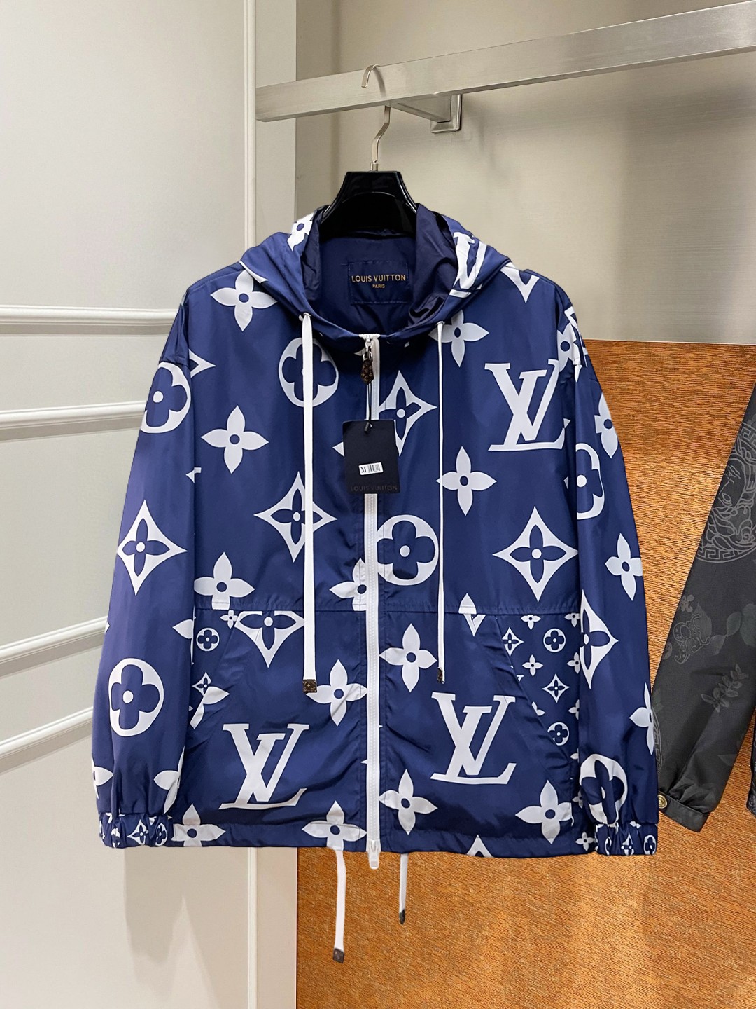 NO:746855,LV 2026 spring new jacket, the new product on the show is in perfect condition, comfortable and warm, complete with three labels, full and attractive color, very outstanding design, easily upgrades the fashion sense, extremely elegant and rigorous workmanship, neat and meticulous wiring!  A masterpiece from a famous designer!  The upper body does not look bloated and is super handsome!  Available size M ~ XXXL,,louis vuitton,jackets & coats,jackets & coats,19860909LV 2026开春新款夹克外套,秀场新品品相非常完美,舒适保暖,三标齐全色泽饱满诱人,非常出彩的设计,轻松将时髦感进阶,做工极为考究严谨,走线工整细致！大牌设计师巨作！上身不显臃肿、超级帅气！现货码数M ～ XXXL,,louis vuitton,jackets & coats,jackets & coats,,Men's clothing