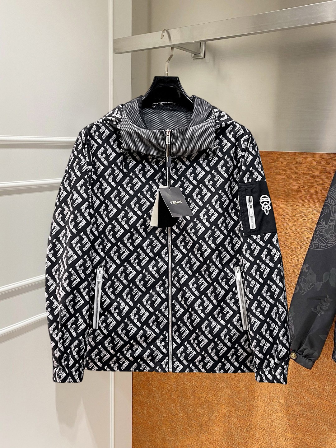 NO:746857,Fendi's 2026 spring new jacket, the new product on the show is in perfect condition, comfortable and warm, complete with three labels, full and attractive color, very outstanding design, easily enhances the sense of fashion, extremely elegant and rigorous workmanship, neat and meticulous wiring!  A masterpiece from a famous designer!  The upper body does not look bloated and is super handsome!  Available sizes M ~ XXXL,,fendi,jackets & coats,jackets & coats,19860909芬迪 2026开春新款夹克外套,秀场新品品相非常完美,舒适保暖,三标齐全色泽饱满诱人,非常出彩的设计,轻松将时髦感进阶,做工极为考究严谨,走线工整细致！大牌设计师巨作！上身不显臃肿、超级帅气！现货码数M ～ XXXL,,fendi,jackets & coats,jackets & coats,,Men's clothing