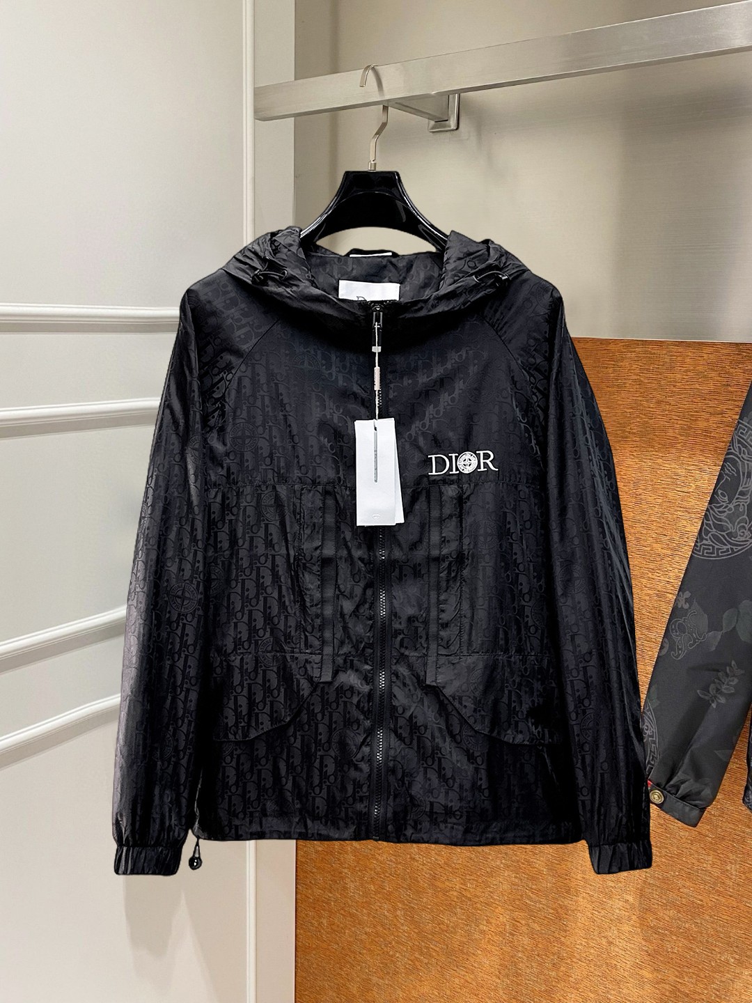 NO:746847,Dior's 2026 spring new jacket, the new product on the show is in perfect condition, comfortable and warm, complete with three labels, full and attractive color, very outstanding design, easily upgrades the fashion sense, extremely sophisticated and rigorous workmanship, neat and meticulous wiring!  A masterpiece from a famous designer!  The upper body does not look bloated and is super handsome!  Available sizes M ~ XXXL,,dior,jackets & coats,jackets & coats,19860909迪奥 2026开春新款夹克外套,秀场新品品相非常完美,舒适保暖,三标齐全色泽饱满诱人,非常出彩的设计,轻松将时髦感进阶,做工极为考究严谨,走线工整细致！大牌设计师巨作！上身不显臃肿、超级帅气！现货码数M ～ XXXL,,dior,jackets & coats,jackets & coats,,Men's clothing