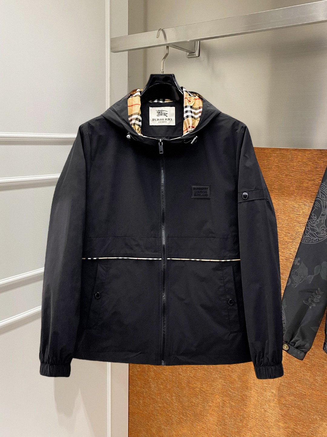 NO:746864,Burberry's 2026 spring new jacket, the new product on the show is in perfect condition, comfortable and warm, complete with three colors, full and attractive color, very outstanding design, easily upgrades the fashion sense, extremely elegant and rigorous workmanship, neat and meticulous wiring!  A masterpiece from a famous designer!  The upper body does not look bloated and is super handsome!  Available size M ~ XXXL,,burberry,jackets & coats,jackets & coats,19860909巴宝莉 2026开春新款夹克外套,秀场新品品相非常完美,舒适保暖,三标齐全色泽饱满诱人,非常出彩的设计,轻松将时髦感进阶,做工极为考究严谨,走线工整细致！大牌设计师巨作！上身不显臃肿、超级帅气！现货码数M ～ XXXL,,burberry,jackets & coats,jackets & coats,,Men's clothing