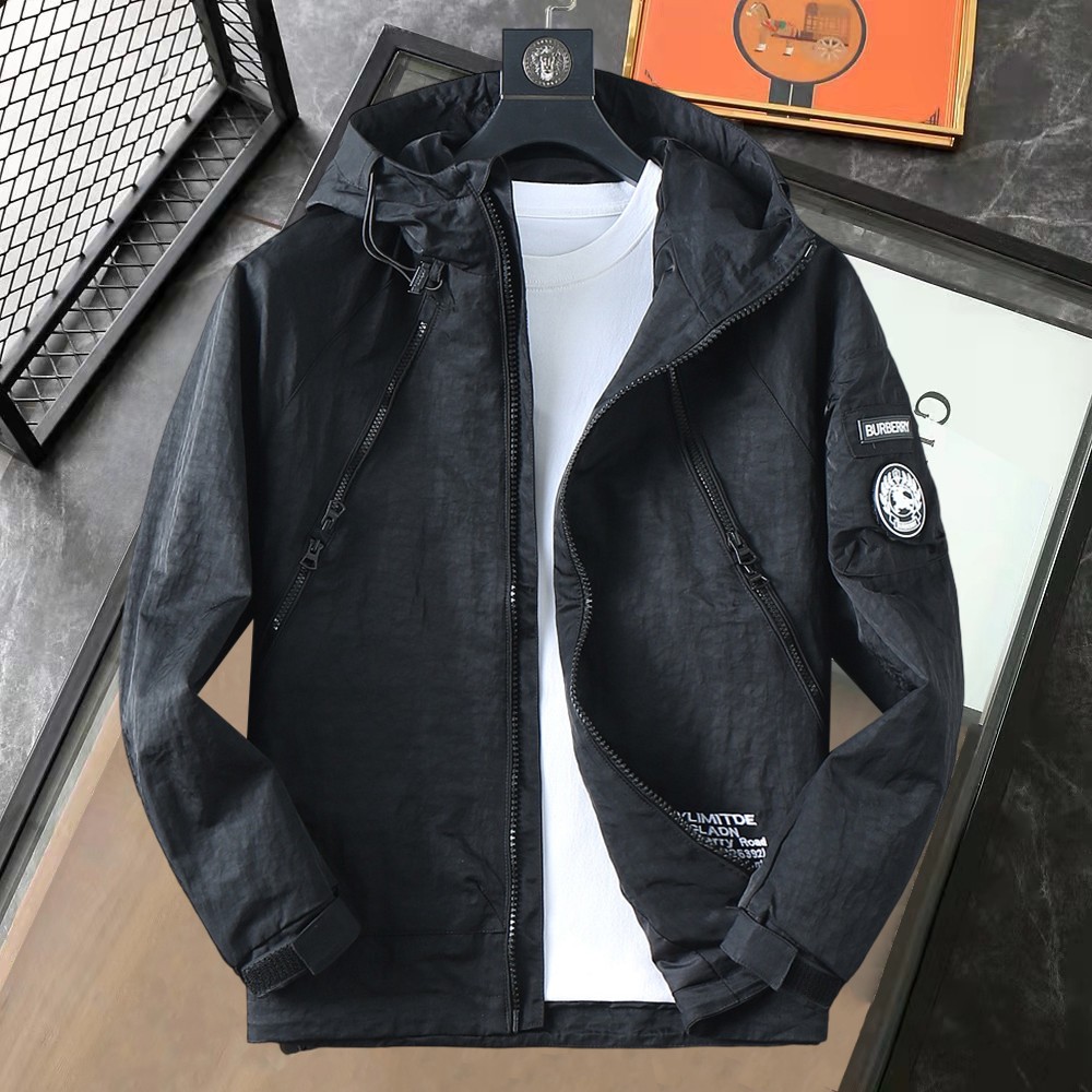 NO:737145,Burberry's 2026 spring new jacket, the new product on the show is in perfect condition, comfortable and warm, complete with three colors, full and attractive color, very outstanding design, easily upgrades the fashion sense, extremely elegant and rigorous workmanship, neat and meticulous wiring!  A masterpiece from a famous designer!  The upper body does not look bloated and is super handsome!  Available size M ~ XXXL,,burberry,jackets & coats,jackets & coats,19860909巴宝莉 2026开春新款夹克外套,秀场新品品相非常完美,舒适保暖,三标齐全色泽饱满诱人,非常出彩的设计,轻松将时髦感进阶,做工极为考究严谨,走线工整细致！大牌设计师巨作！上身不显臃肿、超级帅气！现货码数M ～ XXXL,,burberry,jackets & coats,jackets & coats,,Men's clothing