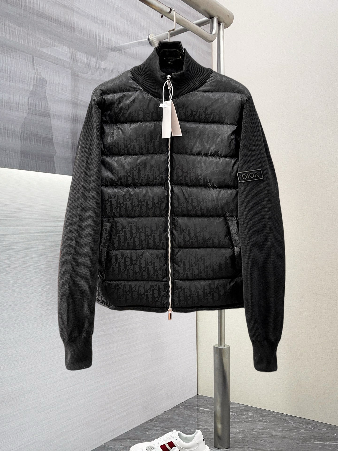 NO:703117,Supporting exchange after the end of the year, Dior's new autumn and winter down jacket. This is known as the most expensive down jacket in the world, all 90 down. With a classic logo combination, it is full of visual impact at first sight. It has better thermal insulation performance, is light and not heavy, and has good loft recovery after compression, and it can gather heat and lock in temperature!  Personalized color matching design, fresh and energetic!  There are too many versions circulating in the market. In addition to the different fabrics and workmanship, the biggest difference is that the filling is not goose down at all but feather silk or velvet, etc., and it is not easy to distinguish for those who don’t understand. In addition, the fabrics and workmanship are definitely not of the same level. In short, look for us and you will never go astray. All the exclusive full colors are purchased from genuine development. If you understand the quality of our down jackets, you can safely recommend it with your eyes closed. The three standards are complete!  Uniform series for men and women!  Size M-3XL. Maximum wear capacity is 200 pounds, dior, down jacket,19860909支持年后退换, 迪奥 秋冬新款羽绒服.这款号称羽绒服届最贵的,全部90绒的.带着经典的Logo组合搭配,第一眼看到就是满满的视觉冲击,保暖性能更出色,轻便不厚重,且压缩后的蓬松度恢复性好,聚热锁温！个性的拼色设计,清新有活力！市面流通的版本实在太多了,除了面料做工不同外,最大的区别就是填充物根本不是鹅绒而是羽丝或手感绒等等,而不懂的根本不容易区分.另外面料和做工也绝对不是一个级别,总之认准我们,让你绝对不跑偏,独家全色全部购入正版开发,懂我们家羽绒服质量的,完全可以放心闭眼推.三标齐全！男女同款系列！码数M-3XL.最大穿到200斤,,dior,down jacket,,Men's clothing