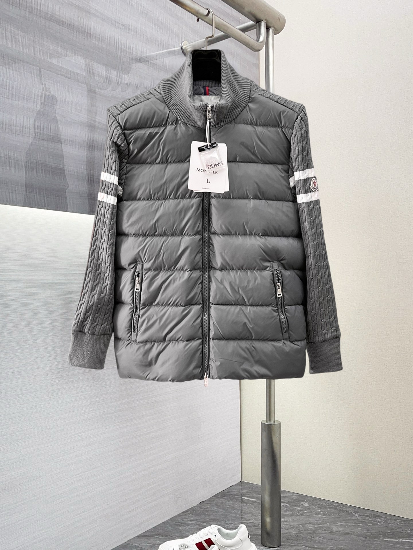 NO:703122,It supports replacement after the end of the year. It is a new autumn and winter down jacket. This is known as the most expensive down jacket in the world, all 90 down. With a classic logo combination, it is full of visual impact at first sight. It has better thermal insulation performance, is light and not heavy, and has good loft recovery after compression, and it can gather heat and lock in temperature!  Personalized color matching design, fresh and energetic!  There are too many versions circulating in the market. In addition to the different fabrics and workmanship, the biggest difference is that the filling is not goose down at all but feather silk or velvet, etc., and it is not easy to distinguish for those who don’t understand. In addition, the fabrics and workmanship are definitely not of the same level. In short, look for us and you will never go astray. All the exclusive full colors are purchased from genuine development. If you understand the quality of our down jackets, you can safely recommend it with your eyes closed. The three standards are complete!  Uniform series for men and women!  Size M-3XL. Maximum wear weight is 200 pounds, Moncler, down jacket,19860909支持年后退换, 蒙口 秋冬新款羽绒服.这款号称羽绒服届最贵的,全部90绒的.带着经典的Logo组合搭配,第一眼看到就是满满的视觉冲击,保暖性能更出色,轻便不厚重,且压缩后的蓬松度恢复性好,聚热锁温！个性的拼色设计,清新有活力！市面流通的版本实在太多了,除了面料做工不同外,最大的区别就是填充物根本不是鹅绒而是羽丝或手感绒等等,而不懂的根本不容易区分.另外面料和做工也绝对不是一个级别,总之认准我们,让你绝对不跑偏,独家全色全部购入正版开发,懂我们家羽绒服质量的,完全可以放心闭眼推.三标齐全！男女同款系列！码数M-3XL.最大穿到200斤,,Moncler,down jacket,,Men's clothing