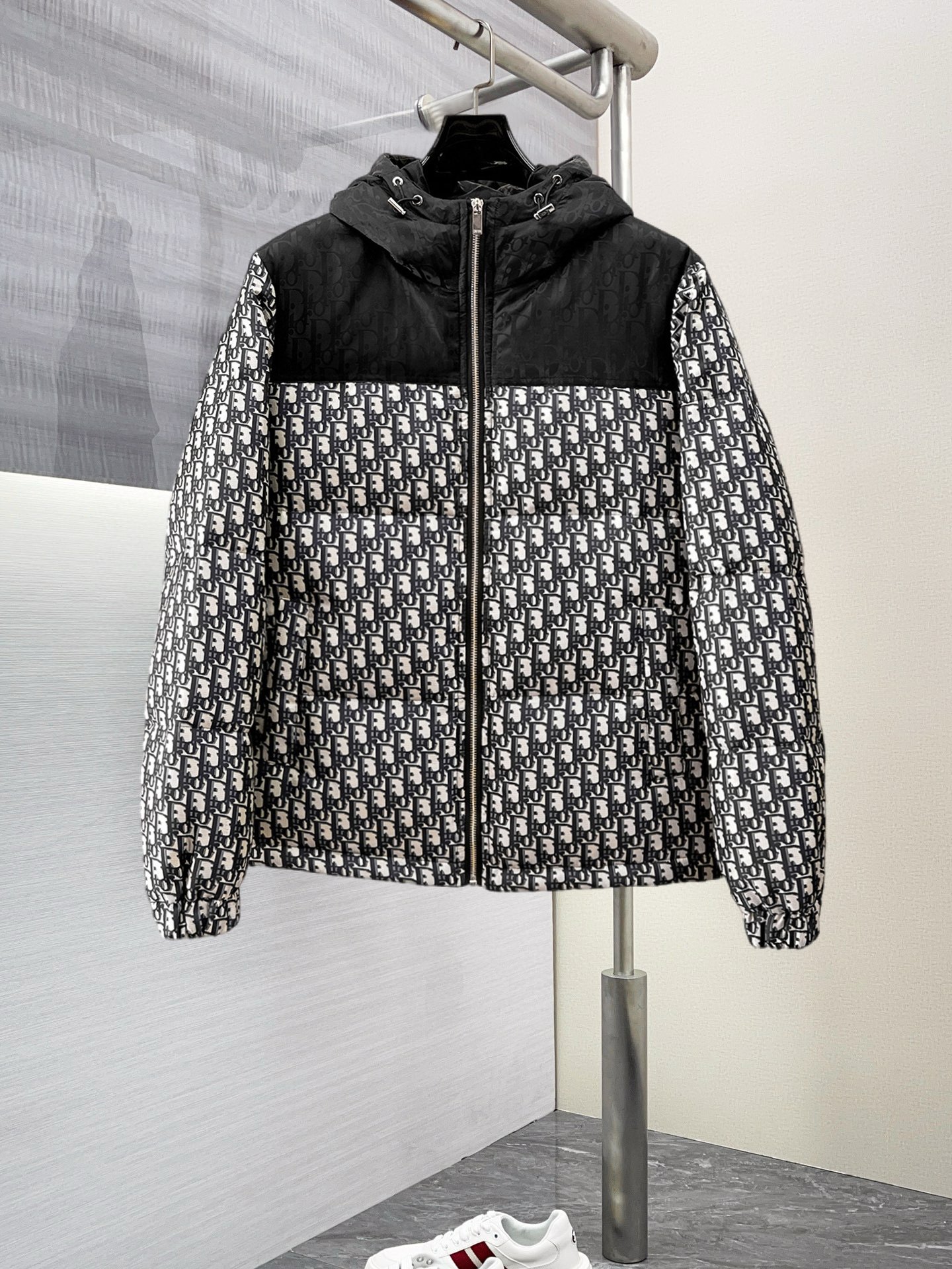 NO:703139,Supporting exchange after the end of the year, Dior's new autumn and winter down jacket. This is known as the most expensive down jacket in the world, all 90 down. With a classic logo combination, it is full of visual impact at first sight. It has better thermal insulation performance, is light and not heavy, and has good loft recovery after compression, and it can gather heat and lock in temperature!  Personalized color matching design, fresh and energetic!  There are too many versions circulating in the market. In addition to the different fabrics and workmanship, the biggest difference is that the filling is not goose down at all but feather silk or velvet, etc., and it is not easy to distinguish for those who don’t understand. In addition, the fabrics and workmanship are definitely not of the same level. In short, look for us and you will never go astray. All the exclusive full colors are purchased from genuine development. If you understand the quality of our down jackets, you can safely recommend it with your eyes closed. The three standards are complete!  Uniform series for men and women!  Size M-3XL. Maximum wear capacity is 200 pounds, dior, down jacket,19860909支持年后退换, 迪奥 秋冬新款羽绒服.这款号称羽绒服届最贵的,全部90绒的.带着经典的Logo组合搭配,第一眼看到就是满满的视觉冲击,保暖性能更出色,轻便不厚重,且压缩后的蓬松度恢复性好,聚热锁温！个性的拼色设计,清新有活力！市面流通的版本实在太多了,除了面料做工不同外,最大的区别就是填充物根本不是鹅绒而是羽丝或手感绒等等,而不懂的根本不容易区分.另外面料和做工也绝对不是一个级别,总之认准我们,让你绝对不跑偏,独家全色全部购入正版开发,懂我们家羽绒服质量的,完全可以放心闭眼推.三标齐全！男女同款系列！码数M-3XL.最大穿到200斤,,dior,down jacket,,Men's clothing