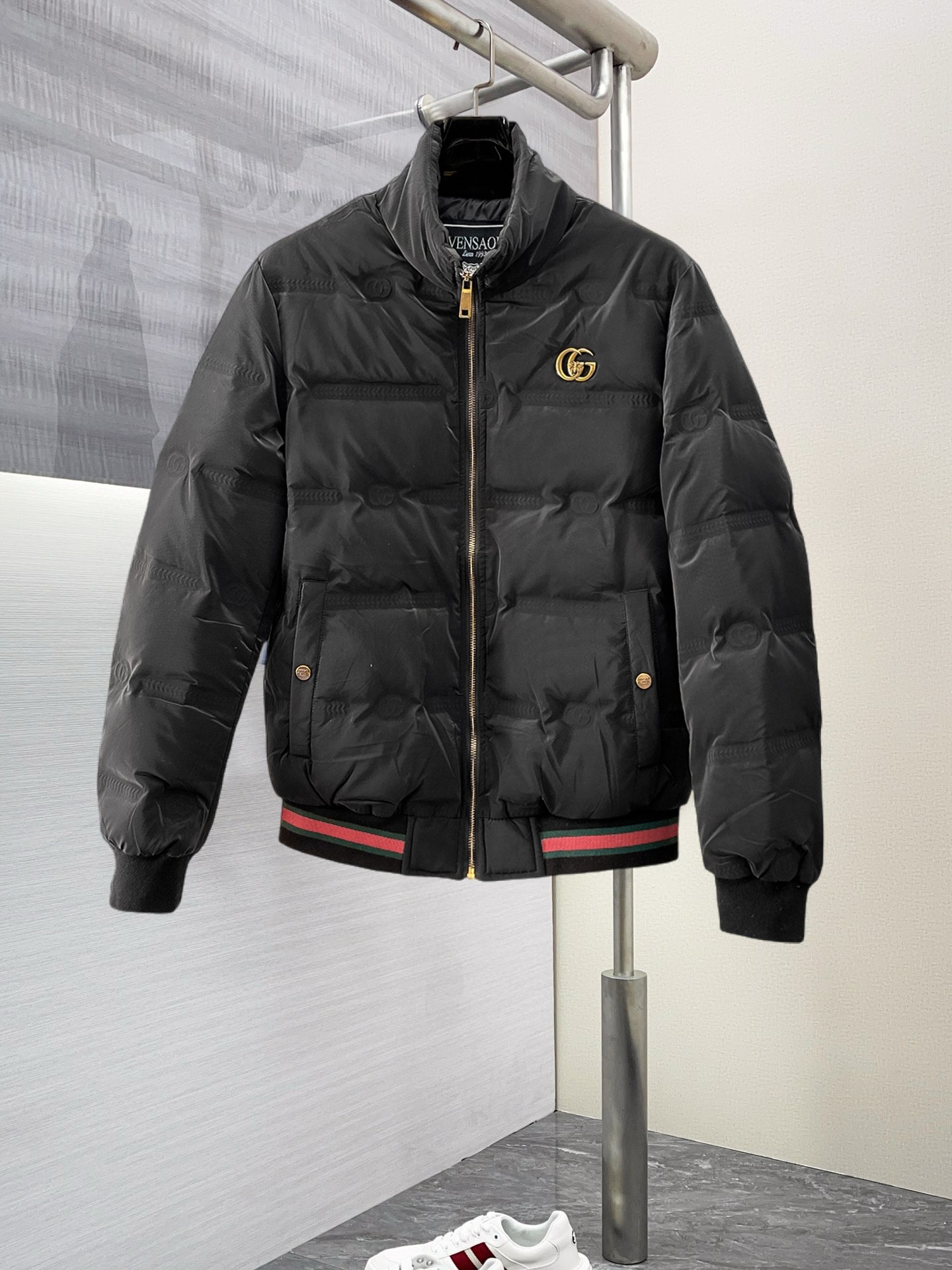 NO:703137,Supporting replacement after the new year, Gucci's new autumn and winter down jacket. This is known as the most expensive down jacket in the world, all 90 down. With a classic logo combination, it is full of visual impact at first sight. It has better thermal insulation performance, is light and not heavy, and has good loft recovery after compression, and it can gather heat and lock in temperature!  Personalized color matching design, fresh and energetic!  There are too many versions circulating in the market. In addition to the different fabrics and workmanship, the biggest difference is that the filling is not goose down at all but feather silk or velvet, etc., and it is not easy to distinguish for those who don’t understand. In addition, the fabrics and workmanship are definitely not of the same level. In short, look for us and you will never go astray. All the exclusive full colors are purchased from genuine development. If you understand the quality of our down jackets, you can safely recommend it with your eyes closed. The three standards are complete!  Uniform series for men and women!  Size M-3XL. Maximum weight can be worn up to 200 pounds, down jacket,19860909支持年后退换, 古奇 秋冬新款羽绒服.这款号称羽绒服届最贵的,全部90绒的.带着经典的Logo组合搭配,第一眼看到就是满满的视觉冲击,保暖性能更出色,轻便不厚重,且压缩后的蓬松度恢复性好,聚热锁温！个性的拼色设计,清新有活力！市面流通的版本实在太多了,除了面料做工不同外,最大的区别就是填充物根本不是鹅绒而是羽丝或手感绒等等,而不懂的根本不容易区分.另外面料和做工也绝对不是一个级别,总之认准我们,让你绝对不跑偏,独家全色全部购入正版开发,懂我们家羽绒服质量的,完全可以放心闭眼推.三标齐全！男女同款系列！码数M-3XL.最大穿到200斤,,down jacket,,Men's clothing