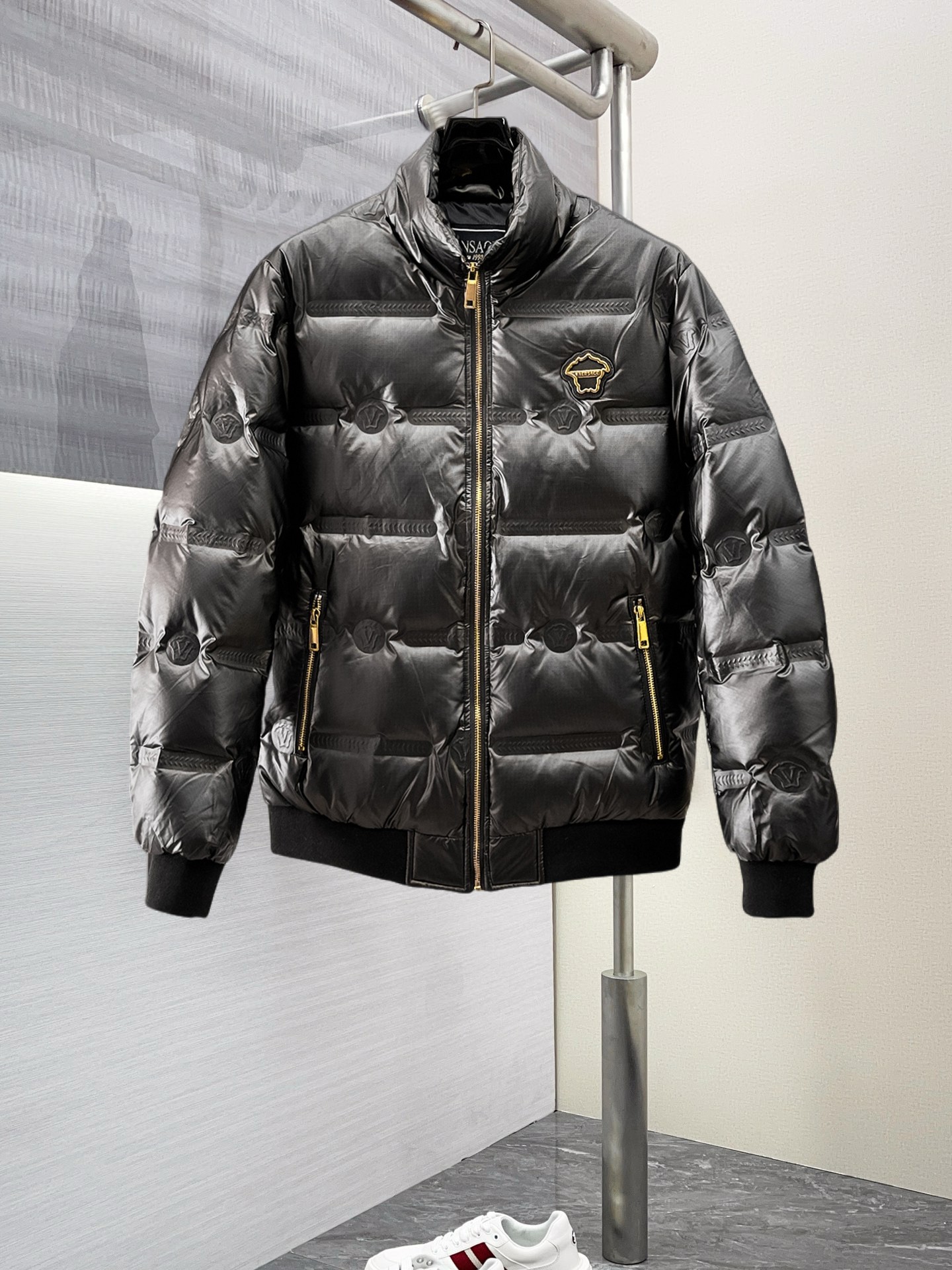 NO:703097,Supporting exchange after the end of the year, Versace's new autumn and winter down jacket. This is known as the most expensive down jacket in the world, all 90 down. With a classic logo combination, it is full of visual impact at first sight. It has better thermal insulation performance, is light and not heavy, and has good loft recovery after compression, and it can gather heat and lock in temperature!  Personalized color matching design, fresh and energetic!  There are too many versions circulating in the market. In addition to the different fabrics and workmanship, the biggest difference is that the filling is not goose down at all but feather silk or velvet, etc., and it is not easy to distinguish for those who don’t understand. In addition, the fabrics and workmanship are definitely not of the same level. In short, look for us and you will never go astray. All the exclusive full colors are purchased from genuine development. If you understand the quality of our down jackets, you can safely recommend it with your eyes closed. The three standards are complete!  Uniform series for men and women!  Size M-3XL. Wear up to 200 pounds, versace, down jacket,19860909支持年后退换, 范思哲 秋冬新款羽绒服.这款号称羽绒服届最贵的,全部90绒的.带着经典的Logo组合搭配,第一眼看到就是满满的视觉冲击,保暖性能更出色,轻便不厚重,且压缩后的蓬松度恢复性好,聚热锁温！个性的拼色设计,清新有活力！市面流通的版本实在太多了,除了面料做工不同外,最大的区别就是填充物根本不是鹅绒而是羽丝或手感绒等等,而不懂的根本不容易区分.另外面料和做工也绝对不是一个级别,总之认准我们,让你绝对不跑偏,独家全色全部购入正版开发,懂我们家羽绒服质量的,完全可以放心闭眼推.三标齐全！男女同款系列！码数M-3XL.最大穿到200斤,,versace,down jacket,,Men's clothing