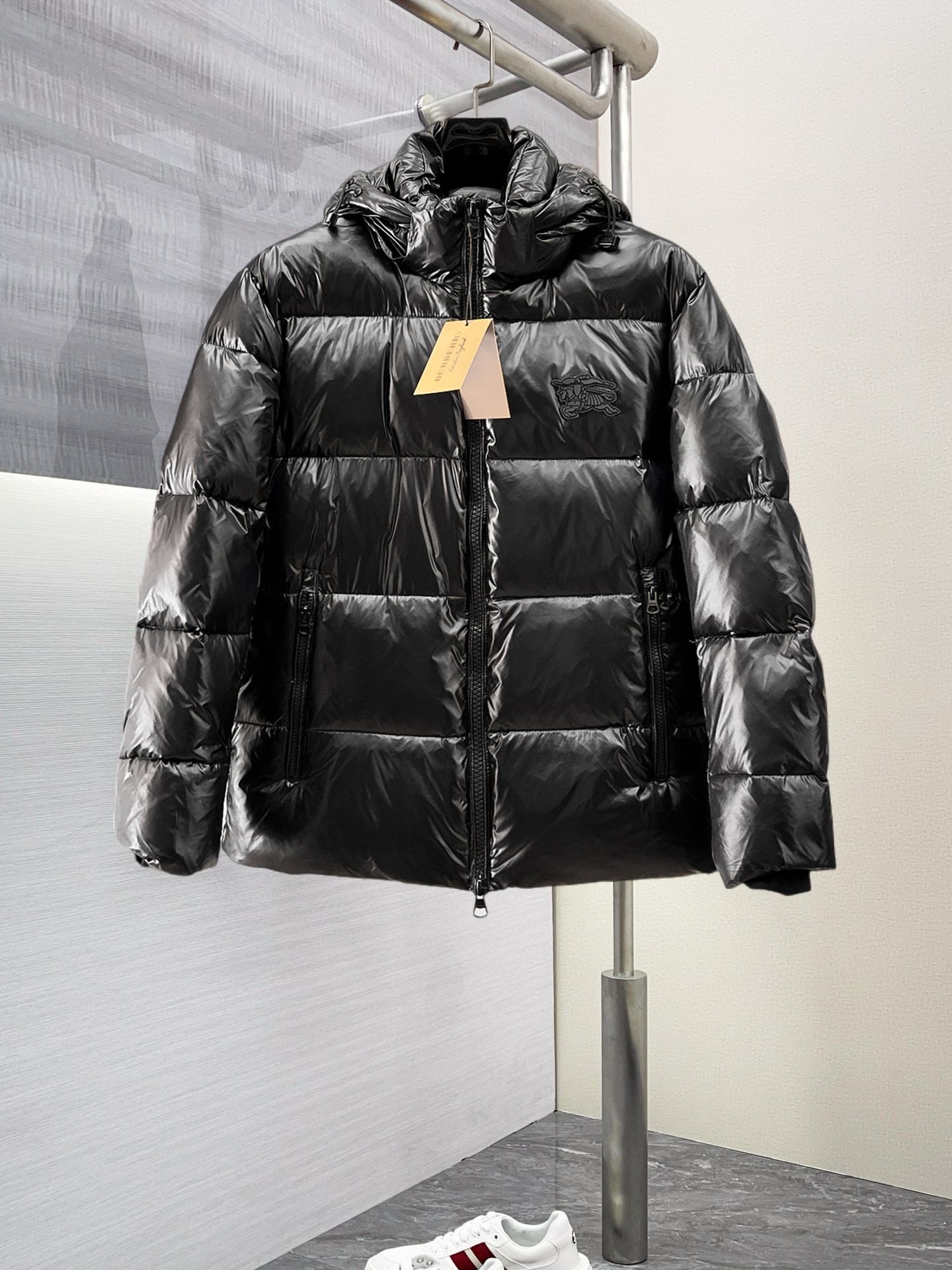 NO:703141,Supporting exchange after the end of the year, Burberry's new autumn and winter down jacket. This is known as the most expensive down jacket in the world, all 90 down. With a classic logo combination, it is full of visual impact at first sight. It has better thermal insulation performance, is light and not heavy, and has good loft recovery after compression, and it can gather heat and lock in temperature!  Personalized color matching design, fresh and energetic!  There are too many versions circulating in the market. In addition to the different fabrics and workmanship, the biggest difference is that the filling is not goose down at all but feather silk or velvet, etc., and it is not easy to distinguish for those who don’t understand. In addition, the fabrics and workmanship are definitely not of the same level. In short, look for us and you will never go astray. All the exclusive full colors are purchased from genuine development. If you understand the quality of our down jackets, you can safely recommend it with your eyes closed. The three standards are complete!  Uniform series for men and women!  Size M-3XL. Can be worn up to 200 pounds, burberry, down jacket,19860909支持年后退换, 巴宝莉 秋冬新款羽绒服.这款号称羽绒服届最贵的,全部90绒的.带着经典的Logo组合搭配,第一眼看到就是满满的视觉冲击,保暖性能更出色,轻便不厚重,且压缩后的蓬松度恢复性好,聚热锁温！个性的拼色设计,清新有活力！市面流通的版本实在太多了,除了面料做工不同外,最大的区别就是填充物根本不是鹅绒而是羽丝或手感绒等等,而不懂的根本不容易区分.另外面料和做工也绝对不是一个级别,总之认准我们,让你绝对不跑偏,独家全色全部购入正版开发,懂我们家羽绒服质量的,完全可以放心闭眼推.三标齐全！男女同款系列！码数M-3XL.最大穿到200斤,,burberry,down jacket,,Men's clothing