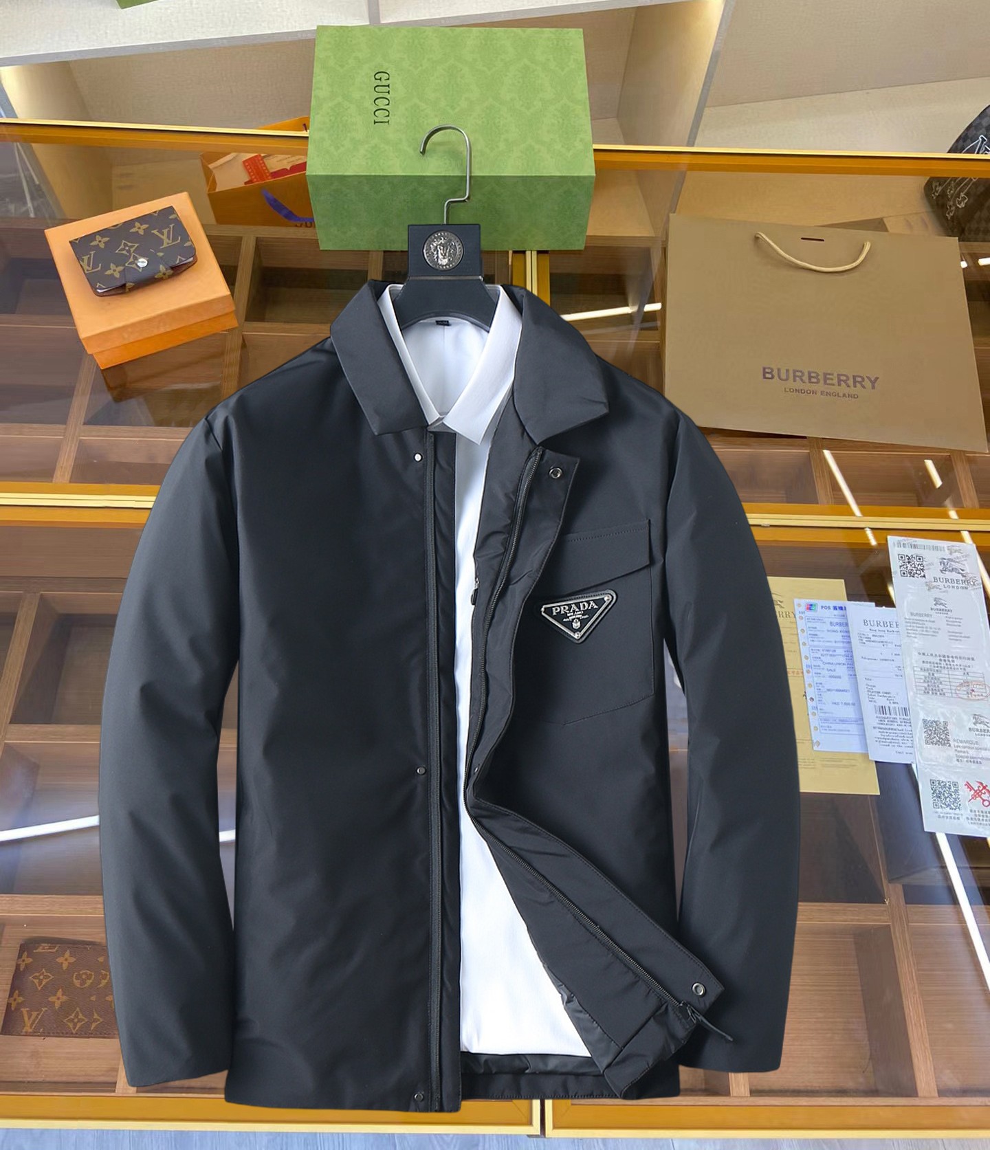 NO:711983,Supporting exchange after the end of the year, Prada's new 2025 autumn and winter down jacket. This is known as the most expensive down jacket in the world, all 90 down. With a classic logo combination, it is full of visual impact at first sight. It has better thermal insulation performance, is light and not heavy, and has good loft recovery after compression, and it can gather heat and lock in temperature!  Personalized color matching design, fresh and energetic!  There are too many versions circulating in the market. In addition to the different fabrics and workmanship, the biggest difference is that the filling is not goose down at all but feather silk or velvet, etc., and it is not easy to distinguish for those who don’t understand. In addition, the fabrics and workmanship are definitely not of the same level. In short, look for us and you will never go astray. All the exclusive full colors are purchased from genuine development. If you understand the quality of our down jackets, you can safely recommend it with your eyes closed. The three standards are complete!  Uniform series for men and women!  Size M-3XL. Maximum wear is 200 pounds, prada, down jacket,19860909支持年后退换, 普拉达 2025秋冬新款羽绒服.这款号称羽绒服届最贵的,全部90绒的.带着经典的Logo组合搭配,第一眼看到就是满满的视觉冲击,保暖性能更出色,轻便不厚重,且压缩后的蓬松度恢复性好,聚热锁温！个性的拼色设计,清新有活力！市面流通的版本实在太多了,除了面料做工不同外,最大的区别就是填充物根本不是鹅绒而是羽丝或手感绒等等,而不懂的根本不容易区分.另外面料和做工也绝对不是一个级别,总之认准我们,让你绝对不跑偏,独家全色全部购入正版开发,懂我们家羽绒服质量的,完全可以放心闭眼推.三标齐全！男女同款系列！码数M-3XL.最大穿到200斤,,prada,down jacket,,Men's clothing