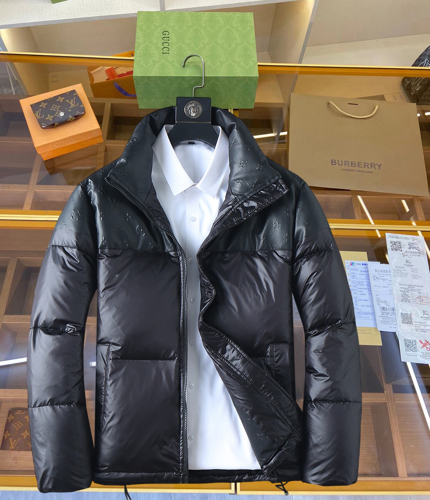 NO:711985,Supporting exchange after the year, LV’s new 2025 autumn and winter down jacket. This is known as the most expensive down jacket in the world, all 90 down. With a classic logo combination, it is full of visual impact at first sight. It has better thermal insulation performance, is light and not heavy, and has good loft recovery after compression, and it can gather heat and lock in temperature!  Personalized color matching design, fresh and energetic!  There are too many versions circulating in the market. In addition to the different fabrics and workmanship, the biggest difference is that the filling is not goose down at all but feather silk or velvet, etc., and it is not easy to distinguish for those who don’t understand. In addition, the fabrics and workmanship are definitely not of the same level. In short, look for us and you will never go astray. All the exclusive full colors are purchased from genuine development. If you understand the quality of our down jackets, you can safely recommend it with your eyes closed. The three standards are complete!  Uniform series for men and women!  Size M-3XL. Maximum wear capacity is 200 pounds, Louis Vuitton, down jacket,19860909支持年后退换, LV 2025秋冬新款羽绒服.这款号称羽绒服届最贵的,全部90绒的.带着经典的Logo组合搭配,第一眼看到就是满满的视觉冲击,保暖性能更出色,轻便不厚重,且压缩后的蓬松度恢复性好,聚热锁温！个性的拼色设计,清新有活力！市面流通的版本实在太多了,除了面料做工不同外,最大的区别就是填充物根本不是鹅绒而是羽丝或手感绒等等,而不懂的根本不容易区分.另外面料和做工也绝对不是一个级别,总之认准我们,让你绝对不跑偏,独家全色全部购入正版开发,懂我们家羽绒服质量的,完全可以放心闭眼推.三标齐全！男女同款系列！码数M-3XL.最大穿到200斤,,louis vuitton,down jacket,,Men's clothing