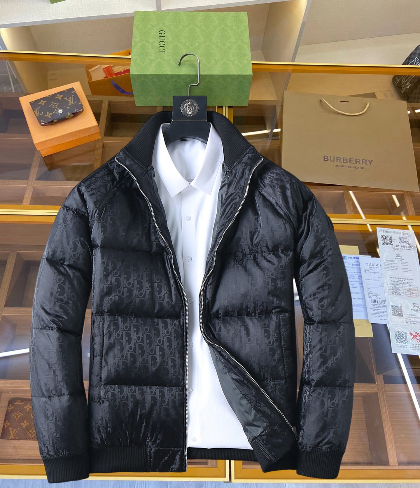 NO:711975,Supporting exchange after the end of the year, Dior's new 2025 autumn and winter down jacket. This is known as the most expensive down jacket in the world, all 90 down. With a classic logo combination, it is full of visual impact at first sight. It has better thermal insulation performance, is light and not heavy, and has good loft recovery after compression, and it can gather heat and lock in temperature!  Personalized color matching design, fresh and energetic!  There are too many versions circulating in the market. In addition to the different fabrics and workmanship, the biggest difference is that the filling is not goose down at all but feather silk or velvet, etc., and it is not easy to distinguish for those who don’t understand. In addition, the fabrics and workmanship are definitely not of the same level. In short, look for us and you will never go astray. All the exclusive full colors are purchased from genuine development. If you understand the quality of our down jackets, you can safely recommend it with your eyes closed. The three standards are complete!  Uniform series for men and women!  Size M-3XL. Maximum wear capacity is 200 pounds, dior, down jacket,19860909支持年后退换, 迪奥 2025秋冬新款羽绒服.这款号称羽绒服届最贵的,全部90绒的.带着经典的Logo组合搭配,第一眼看到就是满满的视觉冲击,保暖性能更出色,轻便不厚重,且压缩后的蓬松度恢复性好,聚热锁温！个性的拼色设计,清新有活力！市面流通的版本实在太多了,除了面料做工不同外,最大的区别就是填充物根本不是鹅绒而是羽丝或手感绒等等,而不懂的根本不容易区分.另外面料和做工也绝对不是一个级别,总之认准我们,让你绝对不跑偏,独家全色全部购入正版开发,懂我们家羽绒服质量的,完全可以放心闭眼推.三标齐全！男女同款系列！码数M-3XL.最大穿到200斤,,dior,down jacket,,Men's clothing