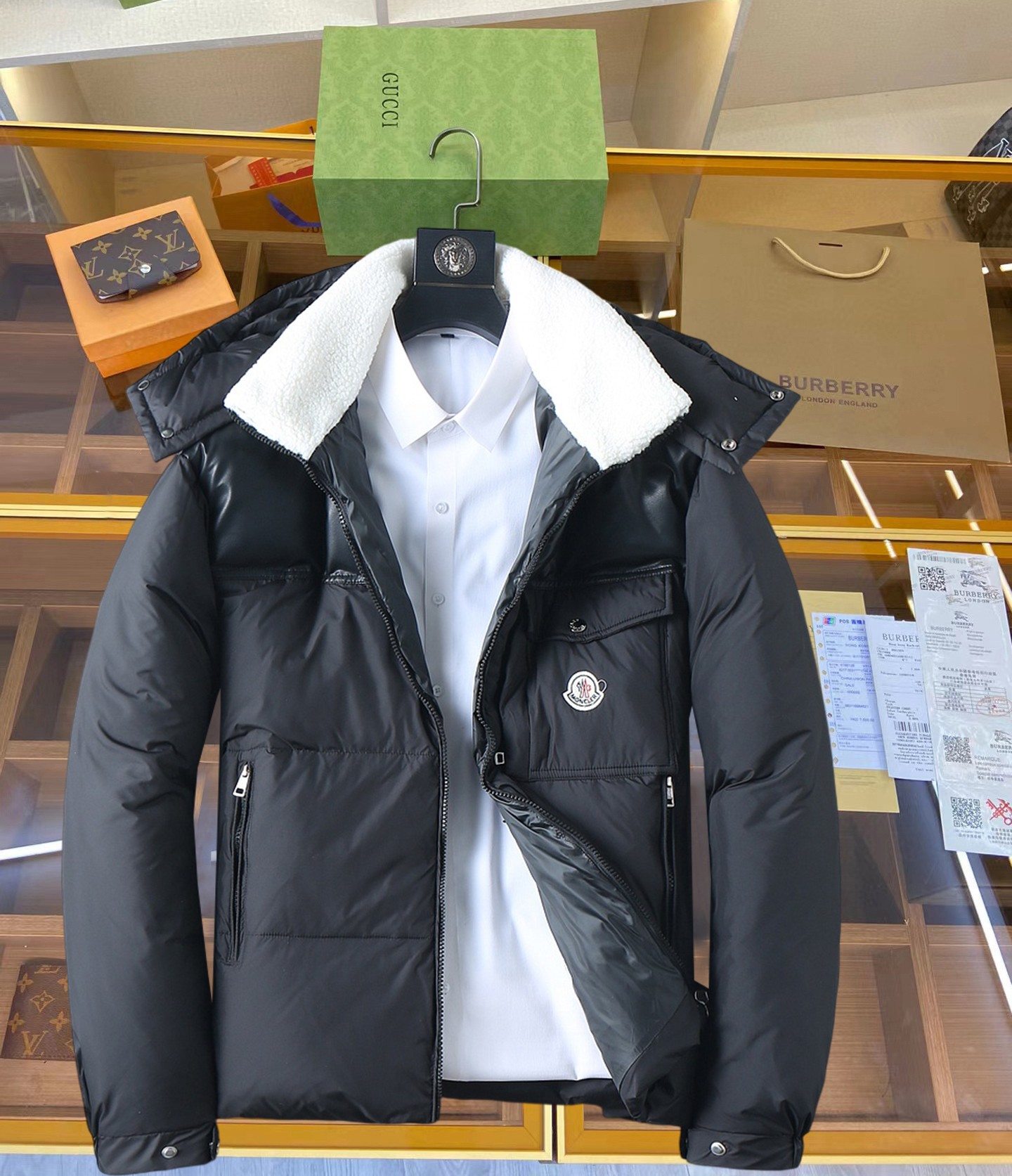 NO:711973,Supporting exchange after the end of the year, Mengkou's 2025 autumn and winter new down jacket. This is known as the most expensive down jacket in the world, all 90 down. With a classic logo combination, it is full of visual impact at first sight. It has better thermal insulation performance, is light and not heavy, and has good loft recovery after compression, and it can gather heat and lock in temperature!  Personalized color matching design, fresh and energetic!  There are too many versions circulating in the market. In addition to the different fabrics and workmanship, the biggest difference is that the filling is not goose down at all but feather silk or velvet, etc., and it is not easy to distinguish for those who don’t understand. In addition, the fabrics and workmanship are definitely not of the same level. In short, look for us and you will never go astray. All the exclusive full colors are purchased from genuine development. If you understand the quality of our down jackets, you can safely recommend it with your eyes closed. The three standards are complete!  Uniform series for men and women!  Size M-3XL. Maximum wear weight is 200 pounds, Moncler, down jacket,19860909支持年后退换, 蒙口 2025秋冬新款羽绒服.这款号称羽绒服届最贵的,全部90绒的.带着经典的Logo组合搭配,第一眼看到就是满满的视觉冲击,保暖性能更出色,轻便不厚重,且压缩后的蓬松度恢复性好,聚热锁温！个性的拼色设计,清新有活力！市面流通的版本实在太多了,除了面料做工不同外,最大的区别就是填充物根本不是鹅绒而是羽丝或手感绒等等,而不懂的根本不容易区分.另外面料和做工也绝对不是一个级别,总之认准我们,让你绝对不跑偏,独家全色全部购入正版开发,懂我们家羽绒服质量的,完全可以放心闭眼推.三标齐全！男女同款系列！码数M-3XL.最大穿到200斤,,Moncler,down jacket,,Men's clothing