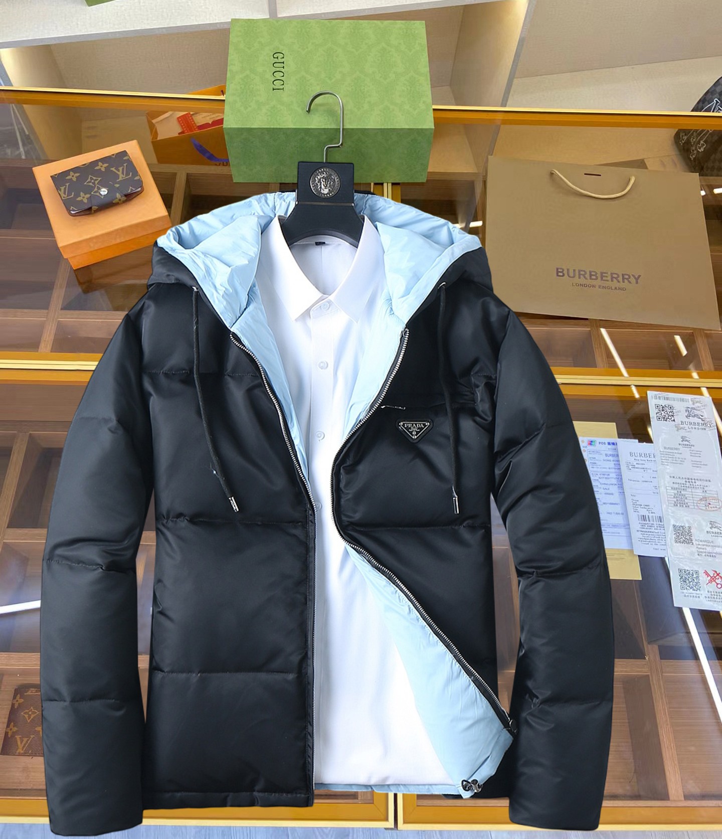 NO:711971,Supporting exchange after the end of the year, Prada's new 2025 autumn and winter down jacket. This is known as the most expensive down jacket in the world, all 90 down. With a classic logo combination, it is full of visual impact at first sight. It has better thermal insulation performance, is light and not heavy, and has good loft recovery after compression, and it can gather heat and lock in temperature!  Personalized color matching design, fresh and energetic!  There are too many versions circulating in the market. In addition to the different fabrics and workmanship, the biggest difference is that the filling is not goose down at all but feather silk or velvet, etc., and it is not easy to distinguish for those who don’t understand. In addition, the fabrics and workmanship are definitely not of the same level. In short, look for us and you will never go astray. All the exclusive full colors are purchased from genuine development. If you understand the quality of our down jackets, you can safely recommend it with your eyes closed. The three standards are complete!  Uniform series for men and women!  Size M-3XL. Maximum wear is 200 pounds, prada, down jacket,19860909支持年后退换, 普拉达 2025秋冬新款羽绒服.这款号称羽绒服届最贵的,全部90绒的.带着经典的Logo组合搭配,第一眼看到就是满满的视觉冲击,保暖性能更出色,轻便不厚重,且压缩后的蓬松度恢复性好,聚热锁温！个性的拼色设计,清新有活力！市面流通的版本实在太多了,除了面料做工不同外,最大的区别就是填充物根本不是鹅绒而是羽丝或手感绒等等,而不懂的根本不容易区分.另外面料和做工也绝对不是一个级别,总之认准我们,让你绝对不跑偏,独家全色全部购入正版开发,懂我们家羽绒服质量的,完全可以放心闭眼推.三标齐全！男女同款系列！码数M-3XL.最大穿到200斤,,prada,down jacket,,Men's clothing