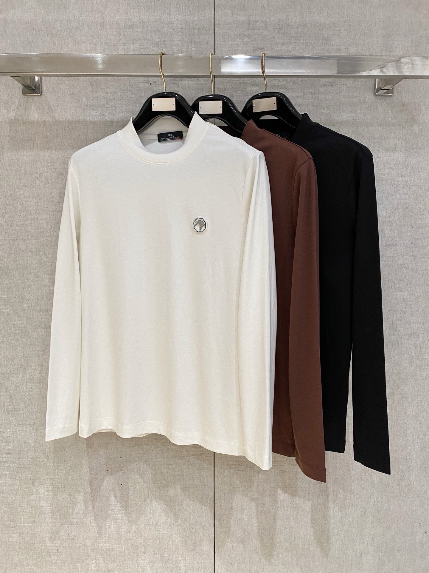 NO:691744,Stefano Ricci, 2025 new autumn and winter long-sleeved base T-shirt!  It uses high-end 80-count yarn of the noble PIMA cotton, mousse cotton fabric, and LYCRA new fiber interweaving and blending. It is finished with complex and advanced liquid ammonia mercerization. The fabric has a mousse-like skin-friendly and delicate touch, and is stiff and not easy to wrinkle, durable to wear and wash, and not easy to deform. It is a very high-end and advanced T-shirt fabric. A must-have for spring and summer!  Size M-XXXL,,tees,t-shirt,19860909Stefano Ricci史蒂芬、2025秋冬新款长袖打底T恤！选用棉中贵族PIMA棉的高端80支纱线,慕斯棉面料,配合莱卡(LYCRA)新型纤维交织混纺.并经过复杂先进的液氨丝光整理.让面料拥有慕斯般的亲肤细腻触感,并且具有挺括不易皱, 耐穿洗,不易变形等特性. 是一款非常高端先进的T恤面料.春夏季搭配的必备款！ 尺码M-XXXL,,tees，t-shirt,,Men's clothing