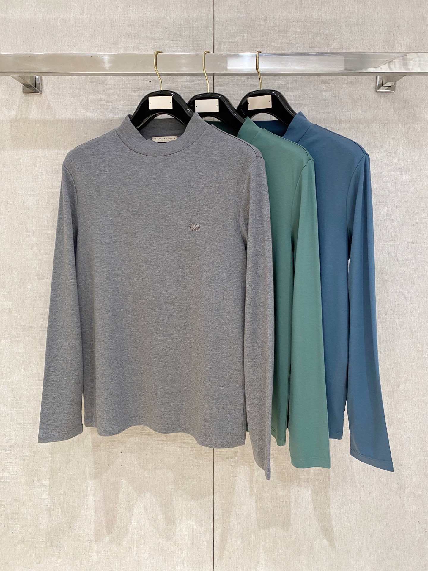 NO:691751,Thin Velvet BV Bottega Veneta, 2025 autumn and winter new style, high-end elegant and fashionable men's customization, top fashion brushed bottoming shirt, a must-have item for high-end people, the original logo design is more luxurious and noble style, imported regenerated cellulose fiber fabric, super soft, comfortable and classy upper body, very smooth and soft to the touch, can be easily controlled regardless of business, fashion or leisure, and the age span is very large, consistent with men's practical dressing customs, the first choice for urban senior fashion people  Size M-XXXL,,bottega veneta,bottega veneta,19860909薄绒BV葆蝶家,2025秋冬新款 高端优雅时尚男士定制 顶级时尚拉绒打底衫,高端人士必备单品,原版logo设计更显奢华高贵风范,进口再生纤维素纤维面料,超级柔软,上身舒适大方上档次,手感非常顺滑柔软,不管商务时尚休闲都可以轻松驾驭,而且年龄跨度非常之大,吻合了男性实用的穿衣习俗,都市资深时尚人士首选 尺码M-XXXL,,bottega veneta,bottega veneta,,Men's clothing