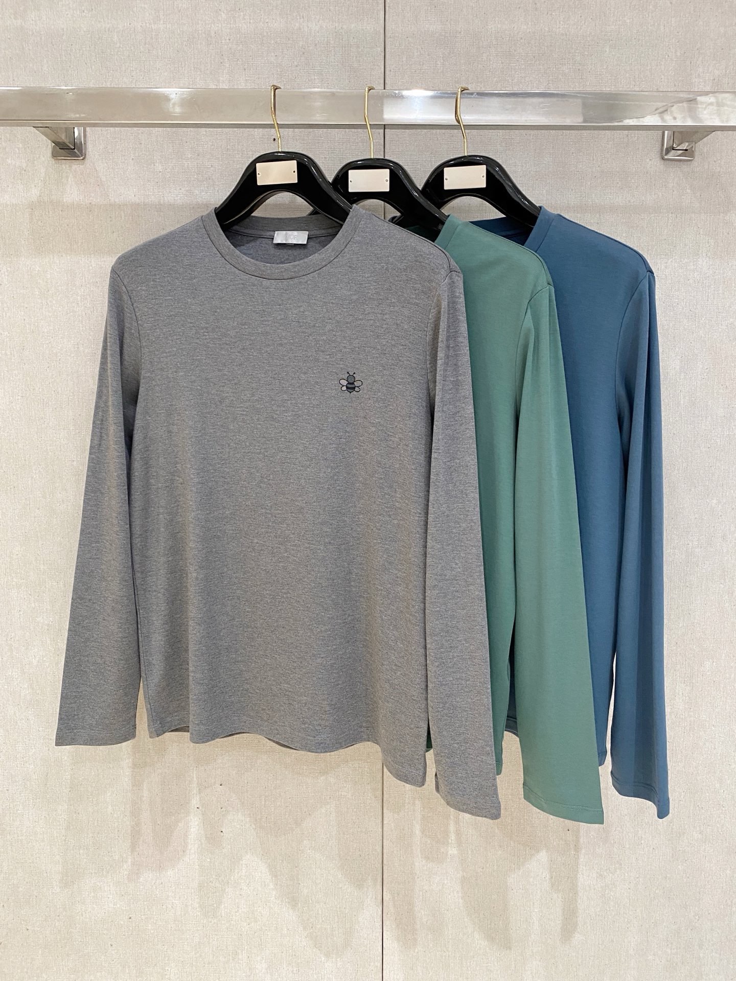 NO:691755,Thin velvet Dior Dior, 2025 autumn and winter new style, high-end elegant and fashionable men's customization, top fashion brushed bottoming shirt, a must-have item for high-end people, the original logo design is more luxurious and noble style, imported regenerated cellulose fiber fabric, super soft, comfortable and classy upper body, very smooth and soft feel, can be easily controlled regardless of business, fashion or leisure, and the age span is very large, consistent with the practical dressing customs of men, the first choice of urban senior fashion people  Size M-XXXL,,dior,dior,19860909薄绒Dior迪奥,2025秋冬新款 高端优雅时尚男士定制 顶级时尚拉绒打底衫,高端人士必备单品,原版logo设计更显奢华高贵风范,进口再生纤维素纤维面料,超级柔软,上身舒适大方上档次,手感非常顺滑柔软,不管商务时尚休闲都可以轻松驾驭,而且年龄跨度非常之大,吻合了男性实用的穿衣习俗,都市资深时尚人士首选 尺码M-XXXL,,dior,dior,,Men's clothing