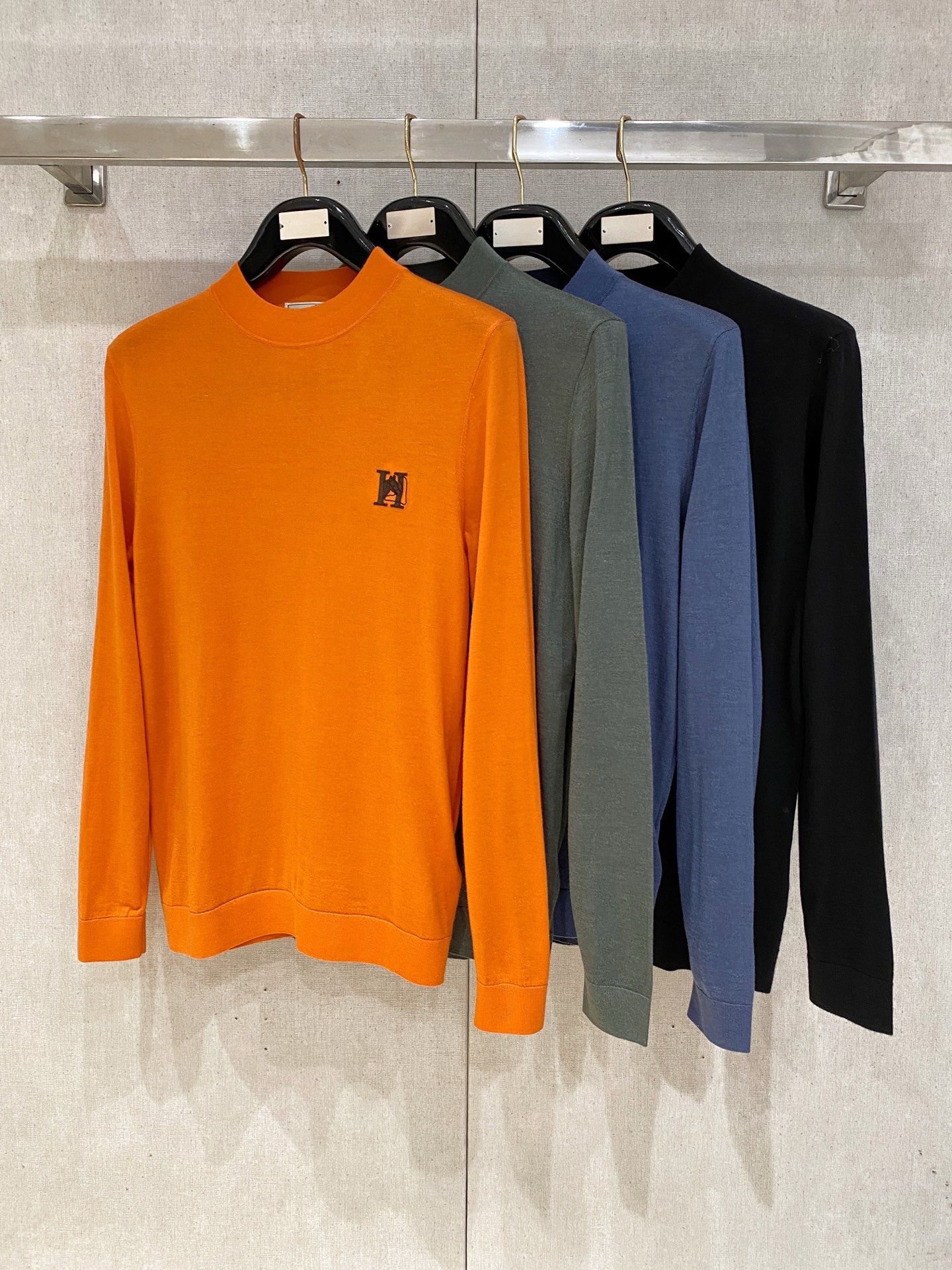 NO:691757,Hermes Hermès silk cardigan fitted fit M-XXXl  2025 autumn and winter knitting, three-dimensional stitching to fit the body shape, neat and stylish design, knitted from ultra-fine wool, high-quality silk wool, high-quality fabrics are stiff and wear-resistant, both breathable and comfortable, suitable for daily outings or light outdoor scenes. Detailed webbing embellishments add to the  Fashionable texture, whether it is a casual look with T-shirts and jeans, or a mixed style of layering, you can easily control it. It is an indispensable fashion item in the autumn and winter transition seasons. Simple but not simple. Casual round neck style, easy to match with daily wear on the street. Fine workmanship  The stitches are fine and even, not easy to come off. Color: black, green, orange, blue. Size: M-XXXL, hermes, hermes, jeans, tees, t-shirt, real silk,19860909Hermes爱马仕真丝羊毛衫合身版型M-XXXl 2025秋冬针织,立体针法贴合身形,设计利落有型,超细羊毛针织而成,优质真丝羊毛,优质面料挺括耐磨,兼具透气性与舒适感,适合日常出街或轻户外场景.细节织带点缀,增添时尚质感,无论是搭配T恤牛仔裤的休闲look,还是叠的混搭风,都能轻松驾驭,是秋冬过渡季不可或缺的时尚单品.简约而不简单.休闲圆领款式,日常搭配出街轻松搭配.做工精细 针脚细密均匀,不易脱线 颜色黑色 绿色 橙色 蓝色 尺码M-XXXL,,hermes,hermes,jeans,tees，t-shirt,real silk,,Men's clothing