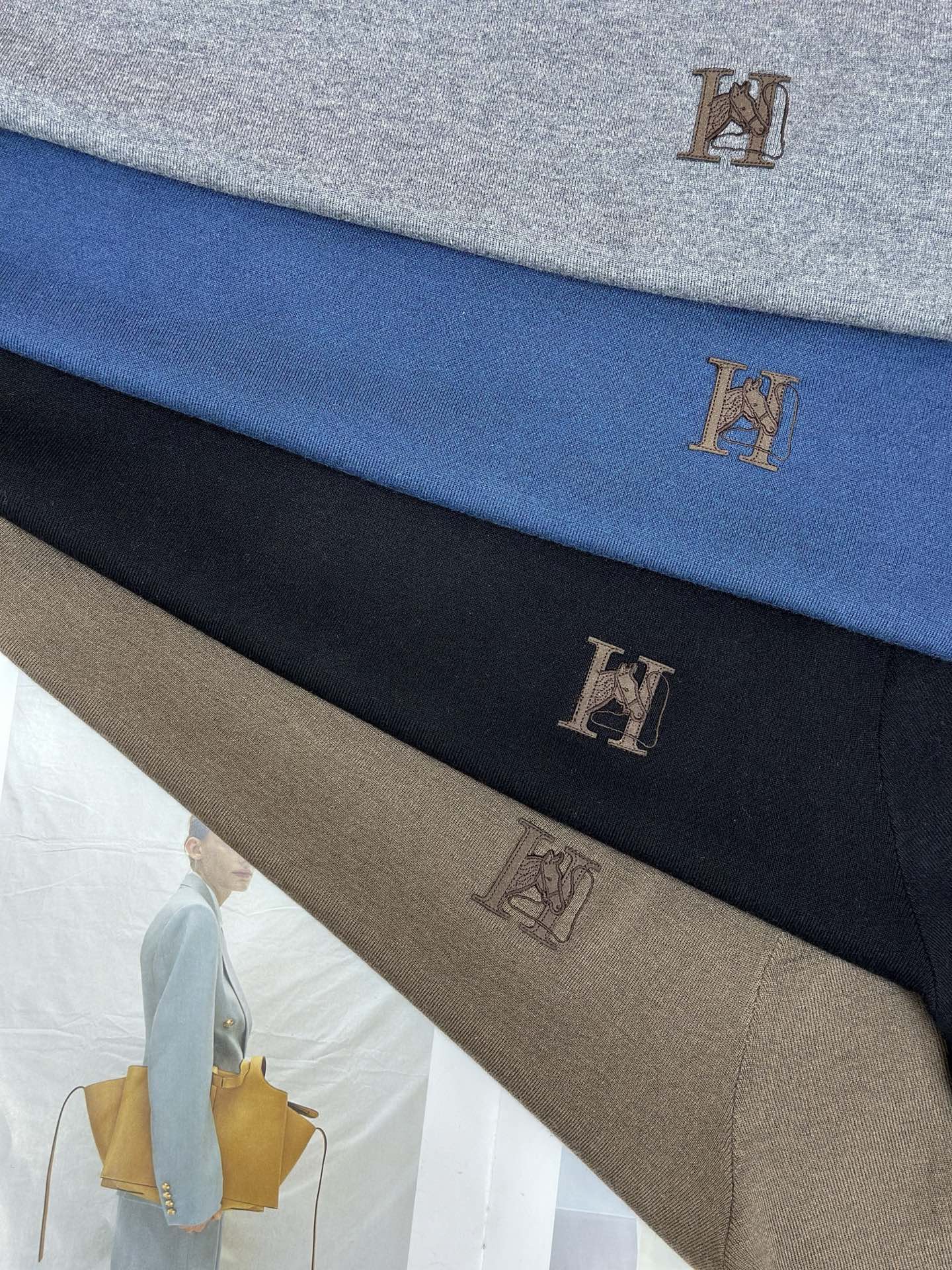 NO:691761,Hermes Hermes wool cashmere half-sleeve fitted version M-XXXl  2025 autumn and winter knitting, three-dimensional stitching fits the body shape, neat and stylish design, knitted from ultra-fine wool, high-quality cashmere wool, high-quality fabrics are stiff and wear-resistant, both breathable and comfortable, suitable for daily outings or light outdoor scenes. Detailed webbing embellishments add to the  Fashionable texture, whether it is a casual look with T-shirts and jeans, or a mixed style of layering, you can easily control it. It is an indispensable fashion item in the autumn and winter transition seasons. Simple but not simple. Casual round neck style, easy to match with daily wear on the street. Fine workmanship  The stitches are fine and even, not easy to come off. Color: black, gray, brown, blue. Size: M-XXXL, hermes, hermes, jeans, tees, t-shirt,19860909Hermes爱马仕羊毛羊绒半袖合身版型M-XXXl 2025秋冬针织,立体针法贴合身形,设计利落有型,超细羊毛针织而成,优质羊绒羊毛,优质面料挺括耐磨,兼具透气性与舒适感,适合日常出街或轻户外场景.细节织带点缀,增添时尚质感,无论是搭配T恤牛仔裤的休闲look,还是叠的混搭风,都能轻松驾驭,是秋冬过渡季不可或缺的时尚单品.简约而不简单.休闲圆领款式,日常搭配出街轻松搭配.做工精细 针脚细密均匀,不易脱线 颜色黑色 灰色 咖色 蓝色 尺码M-XXXL,,hermes,hermes,jeans,tees，t-shirt,,Men's clothing
