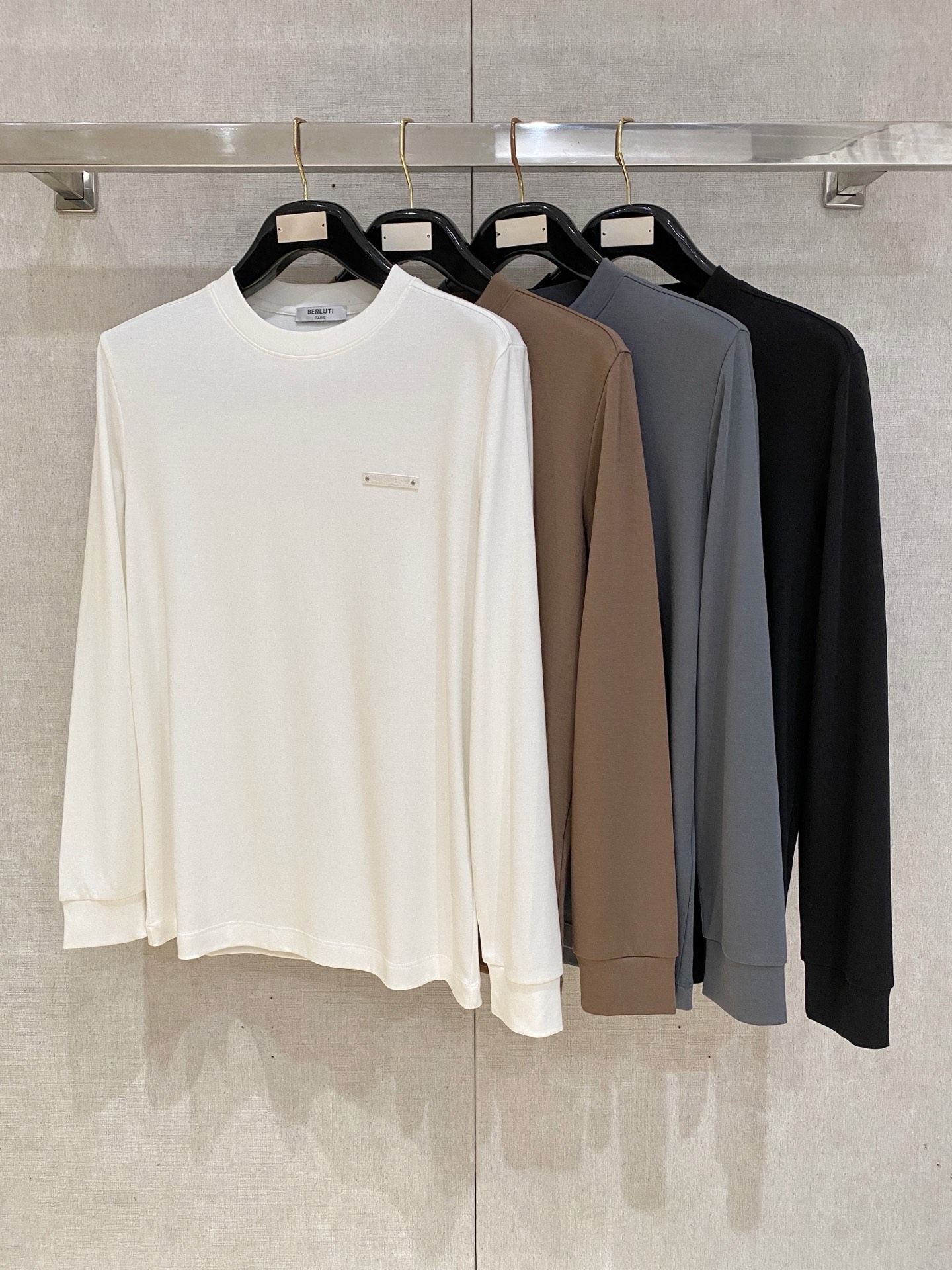 NO:691763,Bruti 1895, 2025 new autumn and winter leather logo long-sleeved base T-shirt!  It uses high-end 80-count yarn of the noble PIMA cotton, mousse cotton fabric, and LYCRA new fiber interweaving and blending. It is finished with complex and advanced liquid ammonia mercerization. The fabric has a mousse-like skin-friendly and delicate touch, and is stiff and not easy to wrinkle, durable to wear and wash, and not easy to deform. It is a very high-end and advanced T-shirt fabric. A must-have for spring and summer!  Size M-XXXL,,tees,t-shirt,19860909布鲁提1895、2025秋冬新款拼皮logo长袖打底T恤！选用棉中贵族PIMA棉的高端80支纱线,慕斯棉面料,配合莱卡(LYCRA)新型纤维交织混纺.并经过复杂先进的液氨丝光整理.让面料拥有慕斯般的亲肤细腻触感,并且具有挺括不易皱, 耐穿洗,不易变形等特性. 是一款非常高端先进的T恤面料.春夏季搭配的必备款！ 尺码M-XXXL,,tees，t-shirt,,Men's clothing