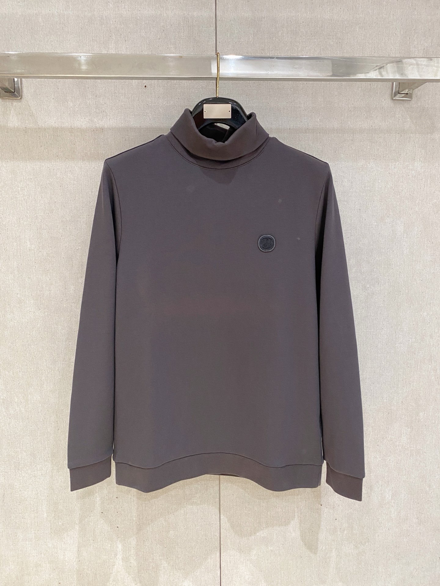 NO:691768,Zegna, top fashion turtleneck brushed bottoming shirt, 2025 autumn and winter new style, high-end elegant and fashionable men's customized must-have item for high-end people. The fabric is polyester fiber + cotton + spandex, woven with German Terrot knitting double-sided circular machine. The inner fabric is made of feather brushed, and the diameter of the pile fiber is less than 6um (the diameter of cashmere is about 14-16um). The pile fiber is more delicate and skin-friendly than the traditional sanding process,  It is softer and warmer. Compared with the traditional sanding process, the down fibers are stronger and not easy to fall off after washing. The inner lining is super soft, the upper body is comfortable and classy, and the hand feels very smooth and soft. It can be easily controlled regardless of business, fashion or leisure, and the age span is very large, which conforms to the practical dressing customs of men. It is the first choice for senior urban fashion people. Size M-XXXL,,zegna,19860909Zegna杰尼亚,顶级时尚高领拉绒打底衫, 2025秋冬新款 高端优雅时尚男士定制高端人士必备单品 面料聚酯纤维+棉+氨纶,选用德国德乐(Terrot)针织双面圆机织造. 内里面料采用羽柔绒拉绒, 绒毛纤维直径小于6um(羊绒的直径约为14-16um). 绒毛纤维比传统磨毛工艺更细腻亲肤, 更轻柔保暖. 绒毛纤维相比传统磨毛工艺更牢固, 洗涤不易脱落.内里超级柔软,上身舒适大方上档次,手感非常顺滑柔软,不管商务时尚休闲都可以轻松驾驭,而且年龄跨度非常之大,吻合了男性实用的穿衣习俗,都市资深时尚人士首选 尺码M-XXXL,,zegna,,Men's clothing