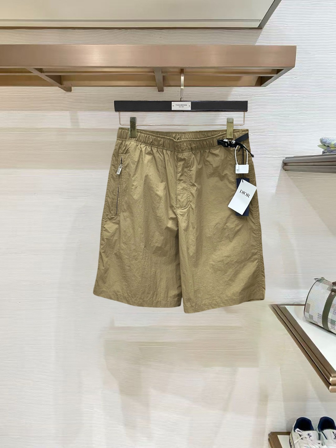 NO:828016,DR Dior's new shorts. Brown technical fabric with Dior belt buckle. Shorts are a new interpretation of classic items, highlighting fashionable style. Made of brown technical fabric, decorated with Dior belt buckle. With elastic waistband and side zipper pockets, the casual fit is more refined. Can be easily matched with a T-shirt to create a fashionable and casual look. Available in three sizes: S-XL, dior, dior, shorts,19860909DR 迪奥新款短裤 棕色科技面料搭配 Dior 腰带扣款 短裤全新演绎经典单品,彰显时尚风格.采用棕色科技面料精心制作,饰以 Dior 系结腰带扣.带有弹力腰头和侧面拉链口袋,令休闲版型更显精致.可与 T 恤轻松搭配,打造时尚休闲的造型. 码数S-XL 三标齐全,,dior,dior,shorts,,Men's clothing