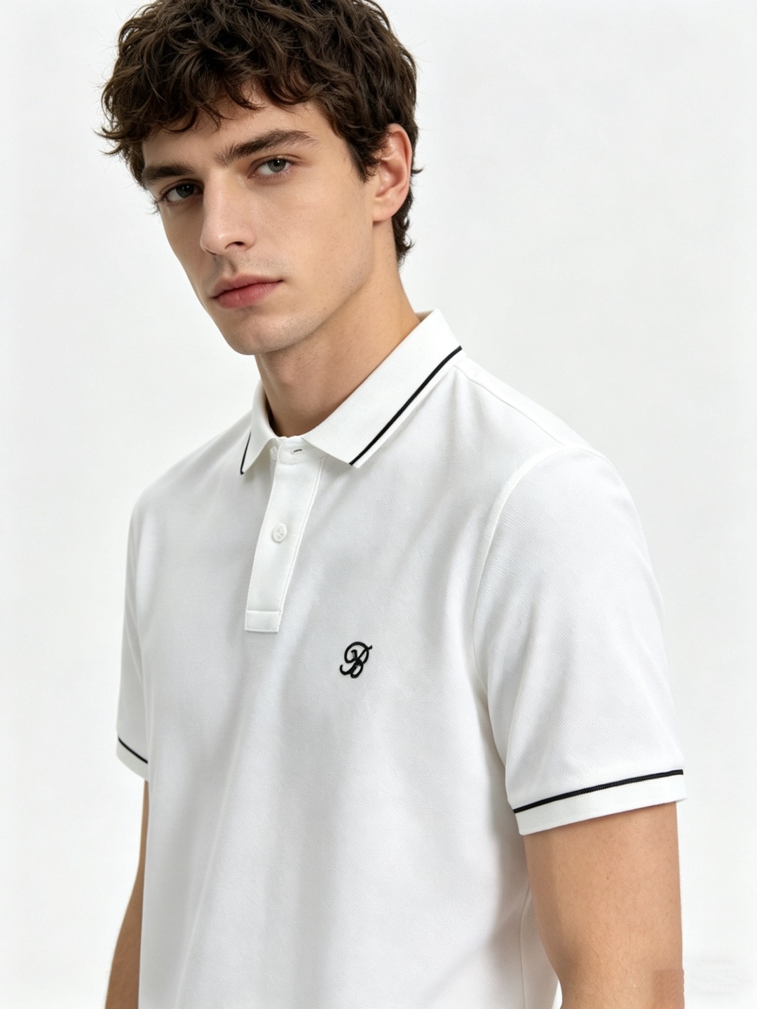 NO:829553,Burberry family premium men's business casual pique cotton lapel POLO shirt, sold through trading company channels, sourced from the original factory, a favorite among high-end tasters, new in spring and summer of 2026, in perfect condition!  !  The high-grade materials imported from Egypt are selected from the finest long-staple cotton raw materials with excellent sunlight in the Nile River area. They are woven and dyed in a century-old Italian workshop. It is an extremely luxurious and special material. The fabric properties are all excellent. The mesh structure is fine and natural, the gloss is excellent, the comfort and breathability are perfect, the tactile experience is self-evident, and the ultimate luxury enjoyment!  The details are exquisite, the appearance is first-class, the fashionable two-button placket design, equipped with a unique jacquard collar, the color is versatile, and the upper body effect is first-class. It is quite fashionable and can easily highlight the temperament. It is very capable and has an excellent age-reducing effect. It is a POLO shirt that shows great taste. It is a perfect item for urban high-end business commuting and leisure!  Size 48-58, size 50, shoulder width 44, bust 104, length 68,,burberry,burberry,19860909Burberry巴宝莉家族高级男士商务休闲珠地棉翻领POLO衫,贸易公司渠道货,源自原厂代工出品,高端品鉴心水之物,26年春夏新品,品相完美如斯！！ 客供埃及进口高级物料,甄选尼罗河区域光照极好的上等长绒棉花原料,经过意大利百年工坊定织定染而成,极为奢华特殊的材质,面料属性皆为上乘,网眼结构细腻自然,光泽感极好,舒适性与透气性完美兼备,触感体验不言而喻,奢华极致享受！ 细节精湛考究,品相一流,时尚两扣开合门襟设计,搭载别致提花领,配色万能百搭,上身效果一流,颇具时髦亦显极易凸显出气质感,干练十足,减龄效果亦非常出色,属于非常彰显品位的一款POLO衫,都市高端商务通勤与休闲完美兼备的单品！尺码48-58 50码 肩宽44 胸围104 衣长68,,burberry,burberry,,Men's clothing