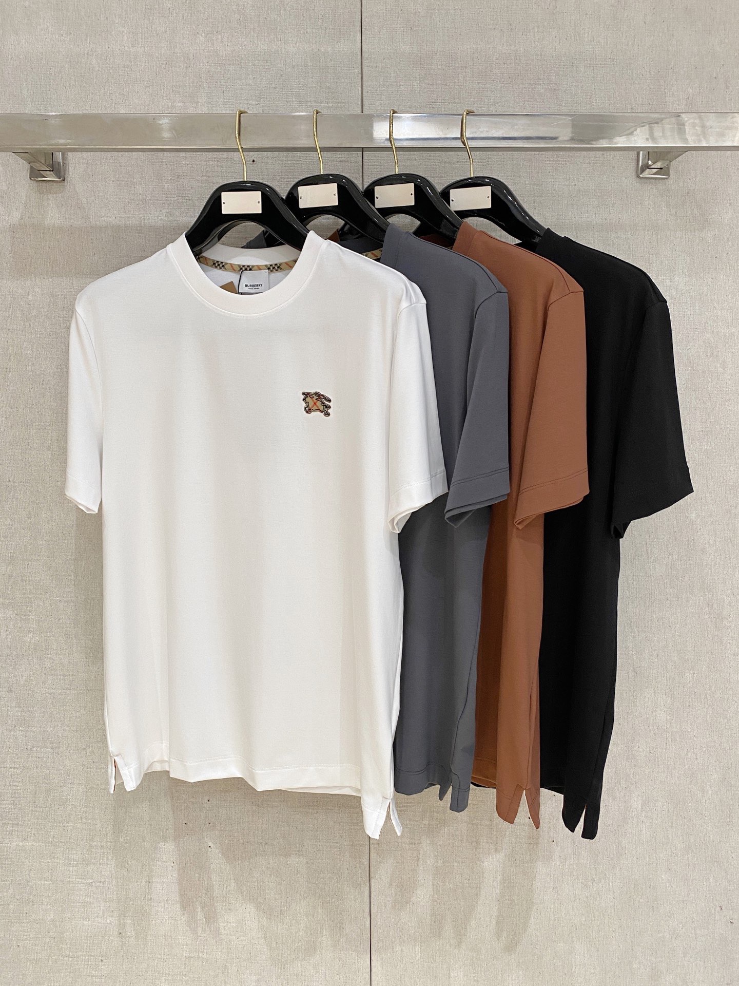 NO:829563,High-end series Burberry 2026 spring and summer new men's round-neck short-sleeved T-shirt, high-end ready-to-wear European product series, a single product with great sense of design, embroidery design on the front chest, top-notch Lycra cotton fabric supplied by foreign merchants, extremely comfortable to use  It is breathable, has positive skin-friendly properties, subverts the comfort experience brought by traditional fabrics, and has exquisite craftsmanship and accessories. The brand pattern on the chest is uniquely designed and has a strong style. The original tailoring at the counter and meticulous detail processing better highlight its quality. It is a must-have for street fashionistas.  Size M-4XL,,burberry,burberry,T-shirt,tees,t-shirt,19860909高端系列Burberry巴宝莉2026年春夏新款男士圆领短袖T恤,高端成衣欧货系列,极具设计感的一款单品,前胸工艺刺绣设计,顶级外商客供莱卡棉面料,上手极微舒适透气,亲肤性积极,颠覆传统面料所带来的舒适体验,工艺辅料考究.胸前品牌图案以独特设计,风格性极强.专柜原版剪裁,一丝不苟细节处理更佳彰显其品质,街头时尚达人必入. 尺码M-4XL,,burberry,burberry,T-shirt,tees，t-shirt,,Men's clothing