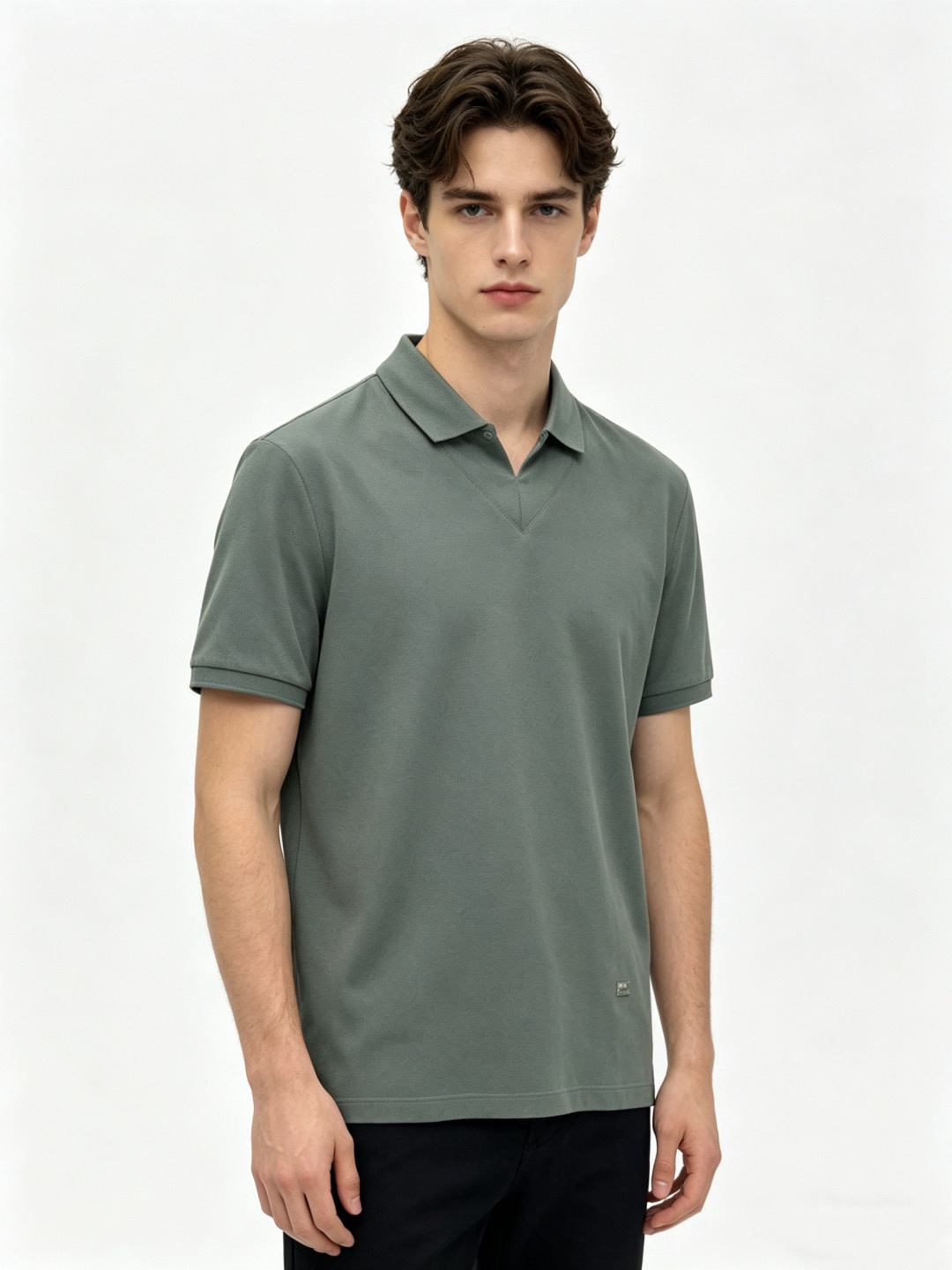 NO:829585,BV Bottega Veneta family's high-end men's business casual pique cotton lapel POLO shirt, sold through trading company channels, sourced from the original factory, a favorite among high-end tasters, new in spring and summer of 2026, in perfect condition!  !  The high-grade materials imported from Egypt are selected from the finest long-staple cotton raw materials with excellent sunlight in the Nile River area. They are woven and dyed in a century-old Italian workshop. It is an extremely luxurious and special material. The fabric properties are all excellent. The mesh structure is fine and natural, the gloss is excellent, the comfort and breathability are perfect, the tactile experience is self-evident, and the ultimate luxury enjoyment!  The details are exquisite, the appearance is first-class, the fashionable two-button placket design, equipped with a unique jacquard collar, the color is versatile, and the upper body effect is first-class. It is quite fashionable and can easily highlight the temperament. It is very capable and has an excellent age-reducing effect. It is a POLO shirt that shows great taste. It is a perfect item for urban high-end business commuting and leisure!  Size 48-58, size 50, shoulder width 44, bust 104, length 68,,bottega veneta,bottega veneta,19860909BV葆蝶家家族高级男士商务休闲珠地棉翻领POLO衫,贸易公司渠道货,源自原厂代工出品,高端品鉴心水之物,26年春夏新品,品相完美如斯！！ 客供埃及进口高级物料,甄选尼罗河区域光照极好的上等长绒棉花原料,经过意大利百年工坊定织定染而成,极为奢华特殊的材质,面料属性皆为上乘,网眼结构细腻自然,光泽感极好,舒适性与透气性完美兼备,触感体验不言而喻,奢华极致享受！ 细节精湛考究,品相一流,时尚两扣开合门襟设计,搭载别致提花领,配色万能百搭,上身效果一流,颇具时髦亦显极易凸显出气质感,干练十足,减龄效果亦非常出色,属于非常彰显品位的一款POLO衫,都市高端商务通勤与休闲完美兼备的单品！ 尺码48-58 50码 肩宽44 胸围104 衣长68,,bottega veneta,bottega veneta,,Men's clothing