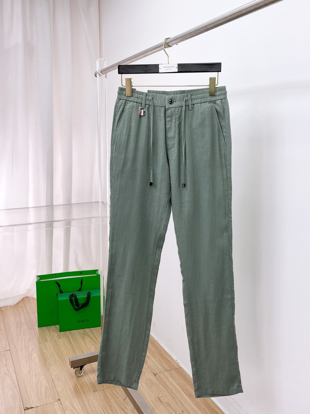 NO:833279,Moncler's 26 Spring and Summer Linen Casual Pants | Cool in Summer. The 26 Spring and Summer Linen Pants from Moncler are classic and versatile in four colors. They bring Italian relaxation to the body and are a must-have for gentlemen in summer.  Selected high-count linen fabric, breathable and moisture-wicking, with natural texture, instantly cools the upper body, saying goodbye to stuffiness and stickiness, allowing every inch of skin to breathe freely. Say goodbye to the sense of restraint, the elastic waist is matched with a drawstring with TF metal buckle, you can adjust the waistline freely, and there is no pressure for long periods of sitting. It is comfortable and neat, suitable for casual commuting. The embroidered logo on the back waist and pockets low-key highlights the brand identity. Engraved buttons and custom zippers, every hardware has a high-end texture.  Italy's ingenious tailoring, straight-leg pants shape your legs, and are neat and not sloppy. Available in multiple colors including natural/dark coffee/navy blue/green, suitable for different wearing scenarios. Whether it's a vacation stroll or business casual, these linen pants can help you maintain a calm and elegant gentleman's posture in the hot summer.,,tom ford,Moncler,19860909Moncler蒙口26春夏亚麻休闲裤 | 凉感入夏 来自的26春夏亚麻裤,经典百搭四色款,把意式松弛感穿在身上,是绅士们的夏日刚需. 精选高支亚麻面料,透气排湿,自带天然肌理感,上身瞬间降温,告别闷热黏腻,让每一寸肌肤都能自由呼吸.告别束缚感,松紧腰搭配带TF金属饰扣的抽绳,自在调节腰围,久坐也无压力,兼顾舒适与利落版型,休闲通勤都适配. 后腰与口袋处的刺绣徽标,低调彰显品牌身份 刻字纽扣与定制拉链,每处五金都藏着高级质感 意大利匠心剪裁,直筒裤型修饰腿型,利落不拖沓 多色可选本色/深咖/藏蓝/绿色,适配不同穿搭场景 无论是度假漫步还是商务休闲,这条亚麻裤都能让你在燥热夏日里,保持从容优雅的绅士姿态.,,tom ford,Moncler,,Men's clothing
