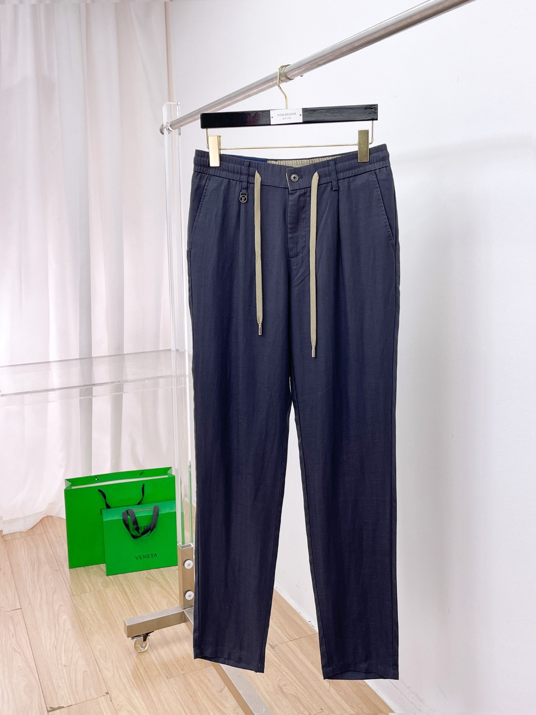 NO:833285,1v Lujia’s 26 spring and summer linen casual pants | Cool feeling in summer. The 26 spring and summer linen pants from 1v Lujia are classic and versatile in four colors. They wear Italian relaxation on the body and are the summer needs of gentlemen.  Selected high-count linen fabric, breathable and moisture-wicking, with natural texture, instantly cools the upper body, saying goodbye to stuffiness and stickiness, allowing every inch of skin to breathe freely. Say goodbye to the sense of restraint, the elastic waist is matched with a drawstring with TF metal buckle, you can adjust the waistline freely, and there is no pressure for long periods of sitting. It is comfortable and neat, suitable for casual commuting. The embroidered logo on the back waist and pockets low-key highlights the brand identity. Engraved buttons and custom zippers, every hardware has a high-end texture.  Italy's ingenious tailoring, straight-leg pants shape your legs, and are neat and not sloppy. Available in multiple colors: natural/black/white/gray/dark coffee/green, suitable for different dressing scenes. Whether you are walking on vacation or business casual, these linen pants can help you maintain a calm and elegant gentleman's posture in the hot summer.,, louis vuitton, tom ford, louis vuitton,198609091v驴家26春夏亚麻休闲裤 | 凉感入夏 来自的26春夏亚麻裤,经典百搭四色款,把意式松弛感穿在身上,是绅士们的夏日刚需. 精选高支亚麻面料,透气排湿,自带天然肌理感,上身瞬间降温,告别闷热黏腻,让每一寸肌肤都能自由呼吸.告别束缚感,松紧腰搭配带TF金属饰扣的抽绳,自在调节腰围,久坐也无压力,兼顾舒适与利落版型,休闲通勤都适配. 后腰与口袋处的刺绣徽标,低调彰显品牌身份 刻字纽扣与定制拉链,每处五金都藏着高级质感 意大利匠心剪裁,直筒裤型修饰腿型,利落不拖沓 多色可选本色/黑色/白色/灰色/深咖/绿色,适配不同穿搭场景 无论是度假漫步还是商务休闲,这条亚麻裤都能让你在燥热夏日里,保持从容优雅的绅士姿态.,,louis vuitton,tom ford,louis vuitton,,Men's clothing