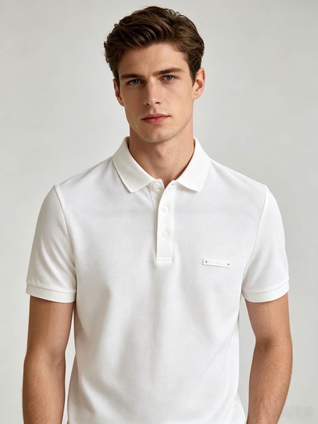 NO:833273,BRUTI advanced men's business casual pique cotton lapel POLO shirt, sold through trading company channels, sourced from the original factory, a favorite among high-end tasters, new in the spring and summer of 2026, in perfect condition!  !  The high-grade materials imported from Egypt are selected from the finest long-staple cotton raw materials with excellent sunlight in the Nile River area. They are woven and dyed in a century-old Italian workshop. It is an extremely luxurious and special material. The fabric properties are all excellent. The mesh structure is fine and natural, the gloss is excellent, the comfort and breathability are perfect, the tactile experience is self-evident, and the ultimate luxury enjoyment!  The details are exquisite, the appearance is first-class, the fashionable two-button placket design, equipped with a unique jacquard collar, the color is versatile, and the upper body effect is first-class. It is quite fashionable and can easily highlight the temperament. It is very capable and has an excellent age-reducing effect. It is a POLO shirt that shows great taste. It is a perfect item for urban high-end business commuting and leisure!  Size 48-58, size 50, shoulder width 44, bust 104, length 68,,19860909布鲁提高级男士商务休闲珠地棉翻领POLO衫,贸易公司渠道货,源自原厂代工出品,高端品鉴心水之物,26年春夏新品,品相完美如斯！！ 客供埃及进口高级物料,甄选尼罗河区域光照极好的上等长绒棉花原料,经过意大利百年工坊定织定染而成,极为奢华特殊的材质,面料属性皆为上乘,网眼结构细腻自然,光泽感极好,舒适性与透气性完美兼备,触感体验不言而喻,奢华极致享受！ 细节精湛考究,品相一流,时尚两扣开合门襟设计,搭载别致提花领,配色万能百搭,上身效果一流,颇具时髦亦显极易凸显出气质感,干练十足,减龄效果亦非常出色,属于非常彰显品位的一款POLO衫,都市高端商务通勤与休闲完美兼备的单品！尺码48-58 50码 肩宽44 胸围104 衣长68,,,Men's clothing