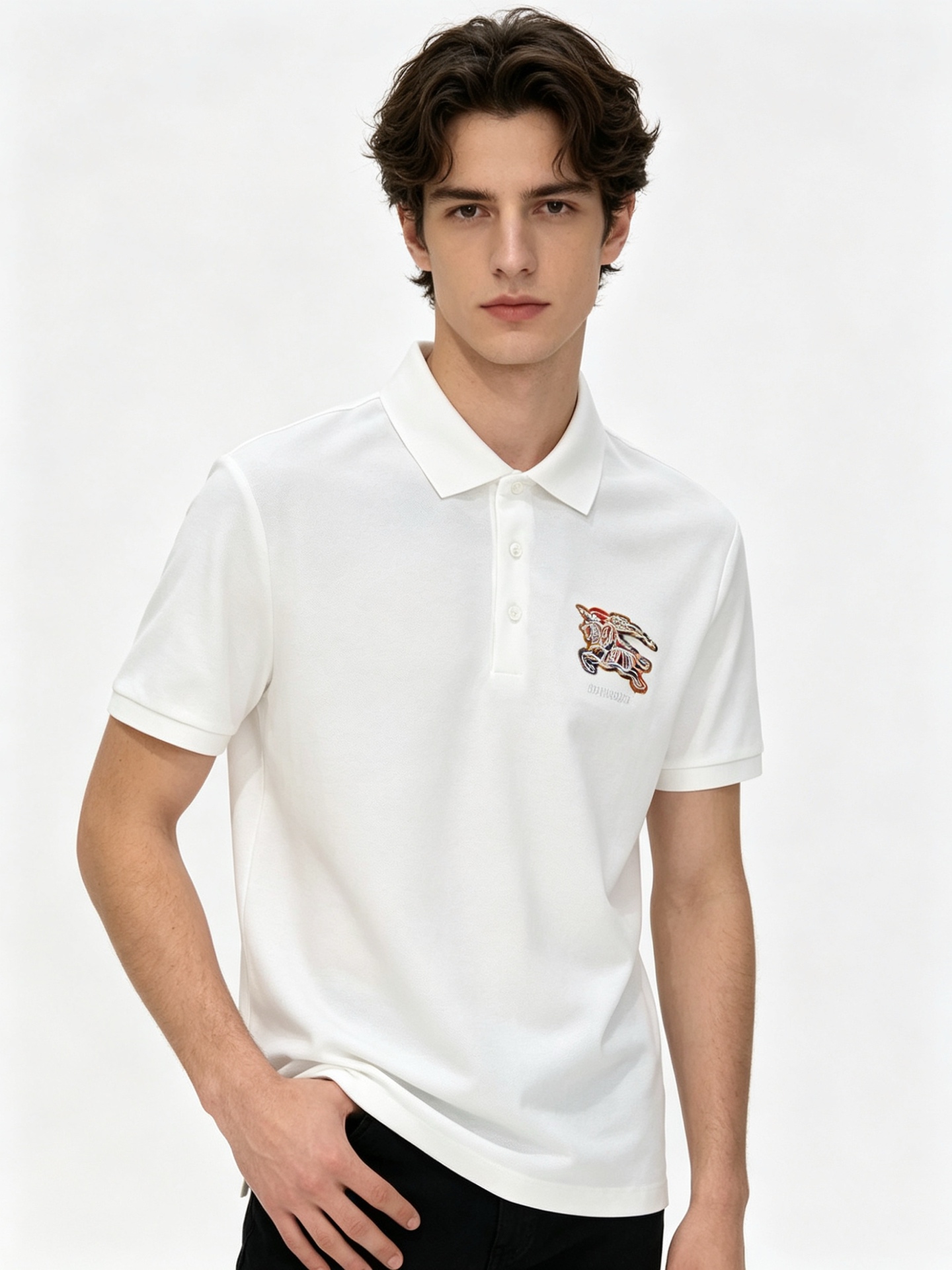 专柜还原顶级复刻版 巴宝莉（Burberry）Polo衫便是绝佳诠释。深沉而优雅的藏蓝色调，仿佛是将夜空