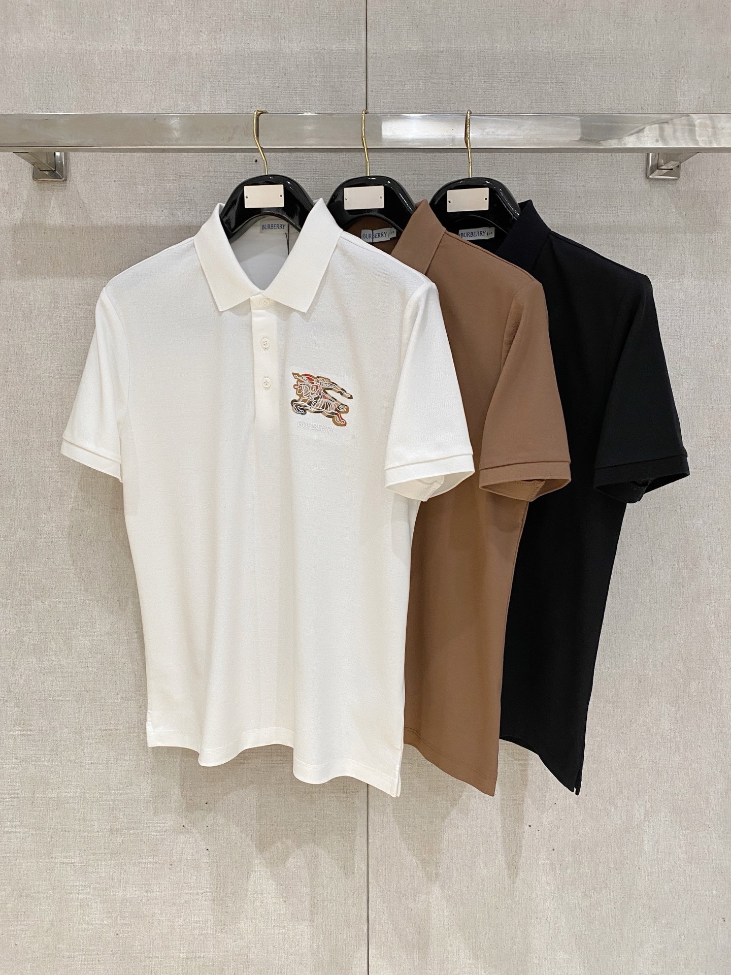 专柜还原顶级复刻版 巴宝莉（Burberry）Polo衫便是绝佳诠释。深沉而优雅的藏蓝色调，仿佛是将夜空