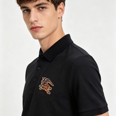 专柜还原顶级复刻版 巴宝莉(Burberry)Polo衫便是绝佳诠释。深沉而优雅的藏蓝色调,仿佛是将夜空 专柜还原顶级复刻版 巴宝莉(Burberry)Polo衫便是绝佳诠释。深沉而优雅的藏蓝色调,仿佛是将夜空