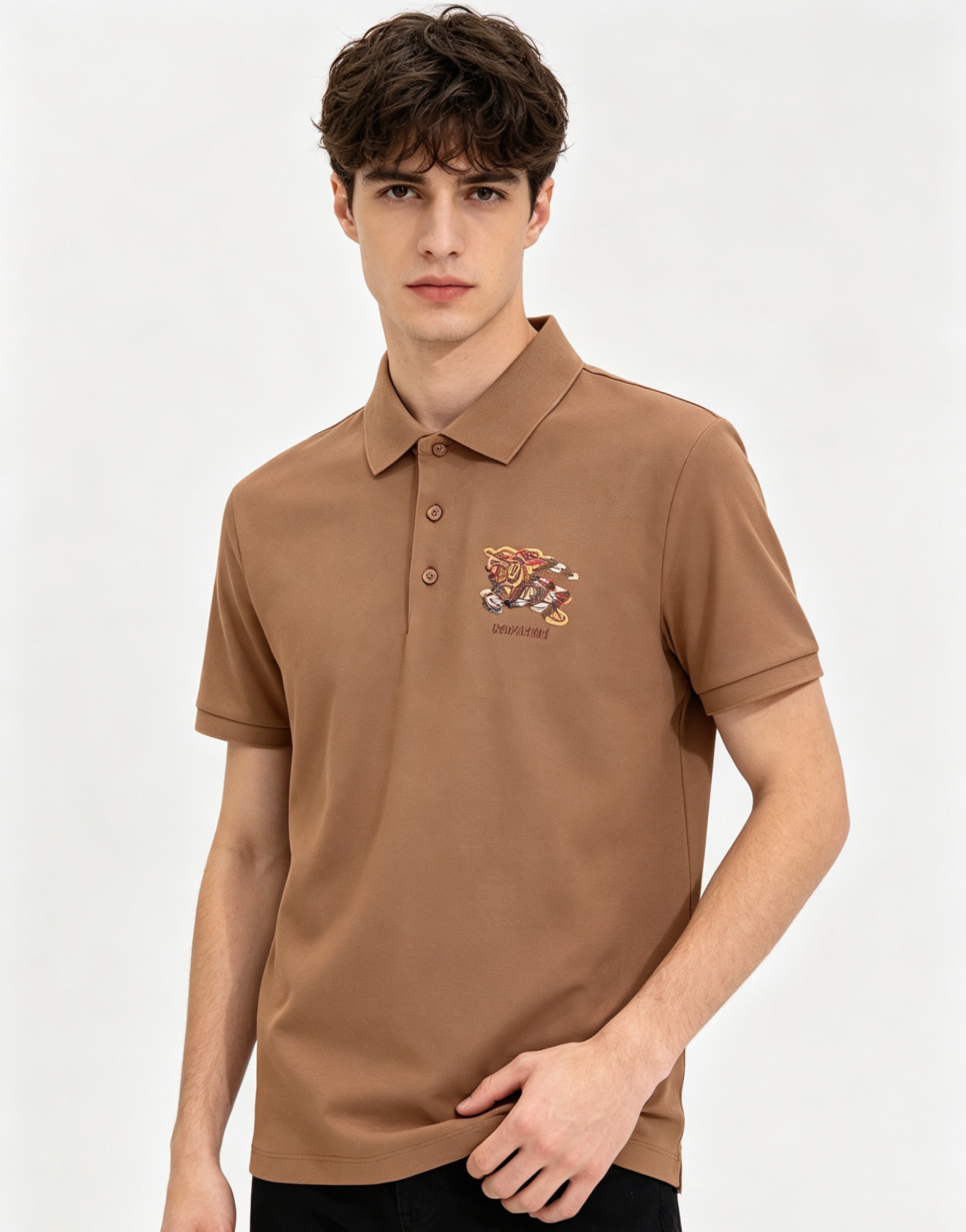 专柜还原顶级复刻版 巴宝莉（Burberry）Polo衫便是绝佳诠释。深沉而优雅的藏蓝色调，仿佛是将夜空