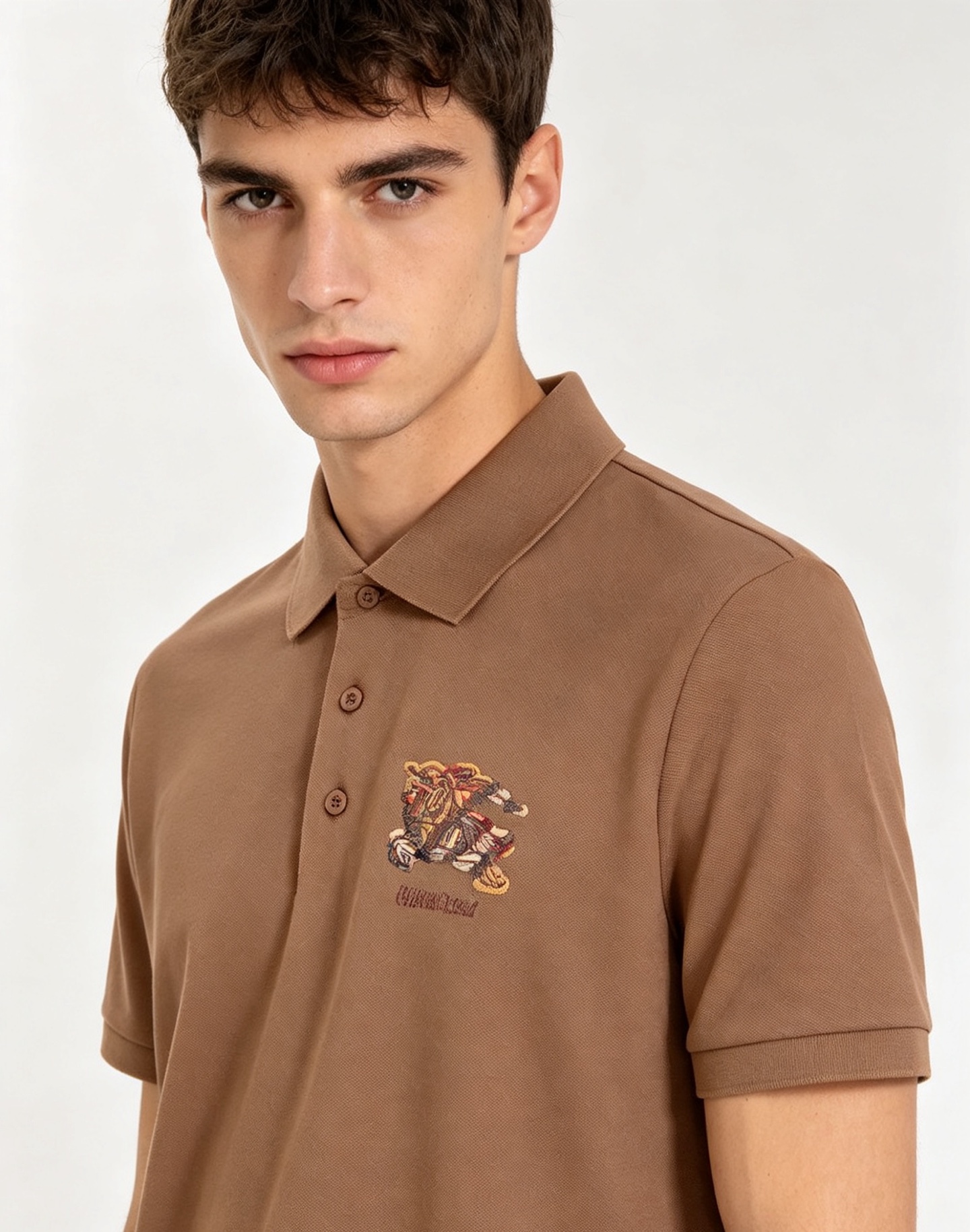专柜还原顶级复刻版 巴宝莉（Burberry）Polo衫便是绝佳诠释。深沉而优雅的藏蓝色调，仿佛是将夜空