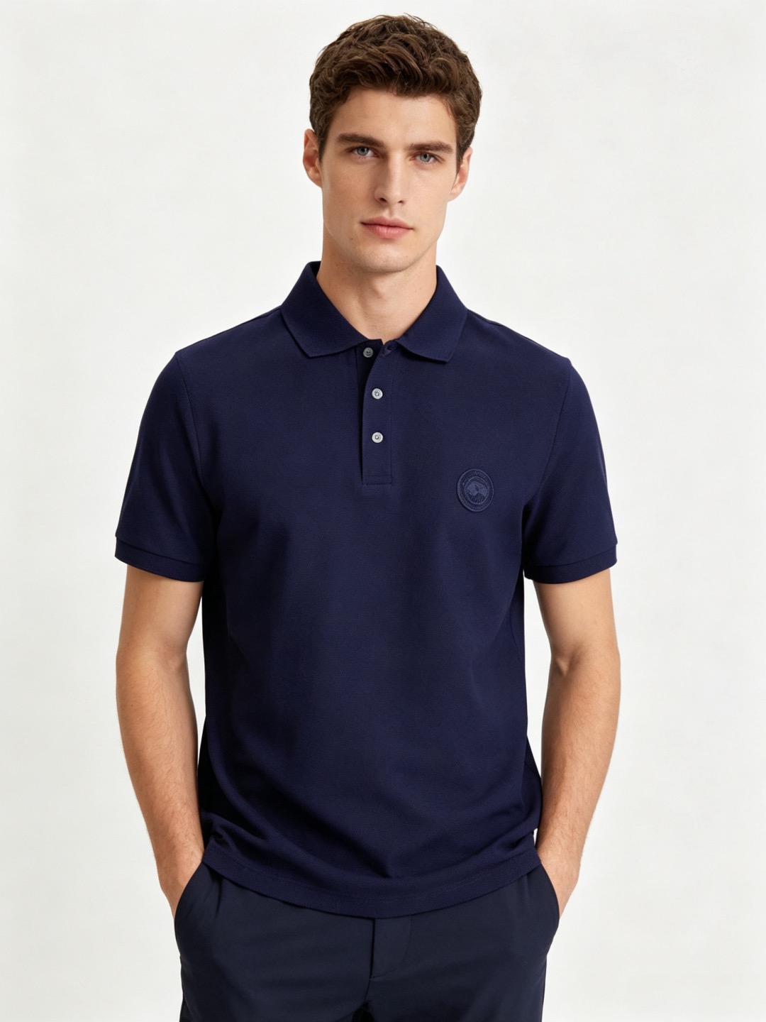 NO:833298,[New product] candad goose Canada Goose men's business casual pique cotton short-sleeved polo POLO shirt, top foreign company channel product, pure blood quality, original factory OEM product, 26 spring and summer new style, high-end first-line ace series, perfect word-of-mouth product!  !  This POLO shirt is extremely top-notch in terms of appearance and fabric craftsmanship. It is rare in the market and is rare to find and cherish. The style still continues the minimalist and normalized design of the EZ family, taking the light, elegant and capable route to the extreme. It is both solemn and harmonious, restrained, subtle and steady, full of unique charm and style, integrating fashion and temperament!  The customer supplies high-grade Pima cotton material imported from Peru. We select high-grade long-staple cotton raw materials with excellent light. It is a soft gold in cotton. The output is very rare. It has been custom-woven and dyed in a century-old Italian workshop to create an extremely excellent texture. The fabric properties are all superior, the texture is fine, natural and soft, with perfect combination of comfort and breathability. The tactile experience is self-evident, and the gloss is excellent!  The details are perfect, with a fashionable three-button placket and a contrasting lapel design, which is quite elegant and high-end. The brand badge logo is decorated on the chest, which is a perfect soul-like embellishment. The iconic coffee-colored webbing element is retained at the hem opening and closing!  The color matching is versatile, and each color can interpret a unique styling effect. It is a polo POLO shirt that highlights your temperament and taste. It is a perfect combination of business and leisure for urban high-end elites and petty bourgeoisie!  M-4XL,,T-shirt,gold,19860909【新品】candad goose加拿大鹅男士商务休闲珠地棉短袖马球POLO衫,顶级洋行渠道货,纯正血统品质,原厂代工出品,26年春夏新款,高端一线王牌系列,完美口碑化产物！！ 品相与面料工艺都极为拔尖的一款POLO衫,市面稀罕少见,且遇且珍惜,风格仍延续EZ家极简常态化的设计,将轻熟优雅干练的路线发挥到极致,亦庄亦谐,内敛含蓄稳重,充满独特魅力格调,集时髦与气质于一身！ 客供秘鲁进口高级匹马棉物料,甄选光照极好的上等长绒棉花原料,属于棉花中的软黄金,产量非常稀有,经过意大利百年工坊定织定染,缔造出极为出色的质感,面料属性皆为上乘,肌理细腻自然柔软,舒适性与透气性完美兼备,触感体验不言而喻,光泽感极好！ 细节完美如斯,时髦三扣开合门襟,搭载撞色的翻领设计,颇为优雅高级,胸前饰有品牌徽章标识体,属于灵魂式的完美点缀,下摆开合处保留了标志性咖色织带元素！ 配色万能百搭,每色都可诠释出别具一格的造型效果,非常凸显气质和品位的一款马球POLO衫,都市高端精英小资商务与休闲完美兼备！ M-4XL,,T-shirt,gold,,Men's clothing