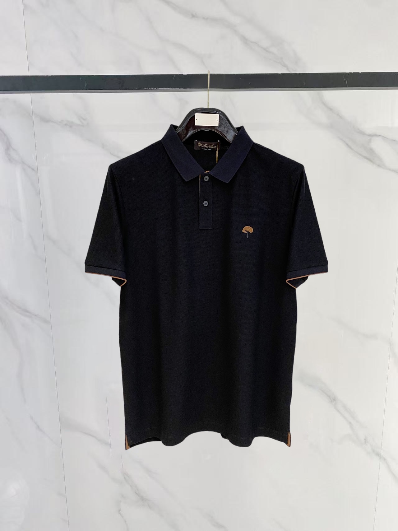 NO:843009,LP Nuoyoupanya men's high-end business casual piqué cotton lapel POLO shirt, the best product from the trading company channel, comes from a famous family, pure blood quality, original OEM product, official new product in 26 years!  A high-end favorite!  !  The typical Italian-style fashion is very sophisticated in terms of fabric selection and craftsmanship. The overall shape has a strong aesthetic gene of the LP family. It is low-key and luxurious, elegant and noble. Every detail proves the high-end sense of the brand itself. The iconic brand badge embroidered logo on the chest is a soul-like injection, very refined and fashionable, and effectively flaunts the identity!  High-end materials are imported from Egypt, and the finest long-staple cotton raw materials from the southern United States are selected. They are custom-woven and dyed in a century-old Italian workshop. The fabric properties are all of the highest quality. The mesh structure is fine, natural and soft, with perfect combination of comfort and breathability. The tactile experience is self-evident!  The details are perfect, the fashionable two-button design, the placket is decorated with contrasting colors, quite elegant detail processing, the color matching is versatile, each color can interpret a unique styling effect, a polo POLO shirt that highly highlights the temperament and taste, the urban high-end elite petty bourgeoisie perfectly combines business and leisure!  Size M-4XL M size, shoulder width 44, bust 100, length 67,, loro piana,19860909LP诺悠翩雅男士高端商务休闲珠地棉翻领POLO衫,贸易公司渠道臻品,系出名门,纯正血统品质,原产代工出品,26年官方新品！高级心水之物！！ 颇具意大利典型风格的时装,在面料选取和工艺方面都相当考究,通体的造型有着 LP 家族强烈的美学基因,低调且奢华,优雅且高贵,每一个细节都在力证品牌自身的高级感,胸前标志性品牌徽章刺绣标识,属于灵魂式的注入,非常精致时髦,且有力标榜了身份！ 客供埃及进口高级物料,甄选美国南部上等长绒棉原料,经过意大利百年工坊定织定染而成,面料属性皆为上乘,网眼结构细腻自然柔软,舒适性与透气性完美兼备,触感体验不言而喻！ 细节完美如斯,时尚两扣设计,门襟处采用撞色点缀,颇为优雅的细节处理,配色万能百搭,每色都可诠释出别具一格的造型效果,非常凸显气质和品位的一款马球POLO衫,都市高端精英小资商务与休闲完美兼备！尺码M-4XL M码 肩宽44 胸围100 衣长67,,loro piana,,Men's clothing