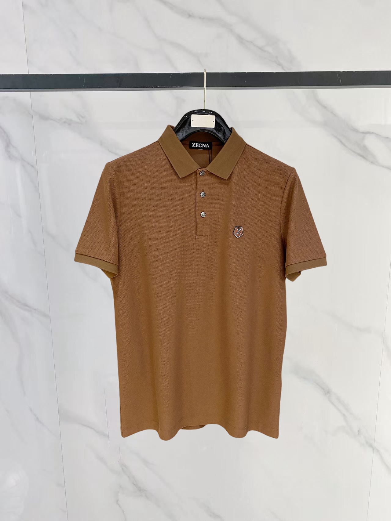 NO:843020,[New product] M-4XL-EZ Zegna men's business casual pique cotton short-sleeved polo POLO shirt, top foreign brand channel product, pure blood quality, original factory OEM product, 25 spring and summer new style, high-end first-line ace series, perfect word-of-mouth product!  !  This POLO shirt is extremely top-notch in terms of appearance and fabric craftsmanship. It is rare in the market and is rare to find and cherish. The style still continues the minimalist and normalized design of the EZ family, taking the light, elegant and capable route to the extreme. It is both solemn and harmonious, restrained, subtle and steady, full of unique charm and style, integrating fashion and temperament!  The customer supplies high-grade Pima cotton material imported from Peru. We select high-grade long-staple cotton raw materials with excellent light. It is a soft gold in cotton. The output is very rare. It has been custom-woven and dyed in a century-old Italian workshop to create an extremely excellent texture. The fabric properties are all superior, the texture is fine, natural and soft, with perfect combination of comfort and breathability. The tactile experience is self-evident, and the gloss is excellent!  The details are perfect, with a fashionable three-button placket and a contrasting lapel design, which is quite elegant and high-end. The brand badge logo is decorated on the chest, which is a perfect soul-like embellishment. The iconic coffee-colored webbing element is retained at the hem opening and closing!  The color matching is versatile, and each color can interpret a unique styling effect. It is a polo POLO shirt that highlights your temperament and taste. It is a perfect combination of business and leisure for urban high-end elites and petty bourgeoisie!  ,,zegna,T-shirt,gold,19860909【新品】M-4XL-EZ家杰尼亚男士商务休闲珠地棉短袖马球POLO衫,顶级洋行渠道货,纯正血统品质,原厂代工出品,25年春夏新款,高端一线王牌系列,完美口碑化产物！！ 品相与面料工艺都极为拔尖的一款POLO衫,市面稀罕少见,且遇且珍惜,风格仍延续EZ家极简常态化的设计,将轻熟优雅干练的路线发挥到极致,亦庄亦谐,内敛含蓄稳重,充满独特魅力格调,集时髦与气质于一身！ 客供秘鲁进口高级匹马棉物料,甄选光照极好的上等长绒棉花原料,属于棉花中的软黄金,产量非常稀有,经过意大利百年工坊定织定染,缔造出极为出色的质感,面料属性皆为上乘,肌理细腻自然柔软,舒适性与透气性完美兼备,触感体验不言而喻,光泽感极好！ 细节完美如斯,时髦三扣开合门襟,搭载撞色的翻领设计,颇为优雅高级,胸前饰有品牌徽章标识体,属于灵魂式的完美点缀,下摆开合处保留了标志性咖色织带元素！ 配色万能百搭,每色都可诠释出别具一格的造型效果,非常凸显气质和品位的一款马球POLO衫,都市高端精英小资商务与休闲完美兼备！,,zegna,T-shirt,gold,,Men's clothing