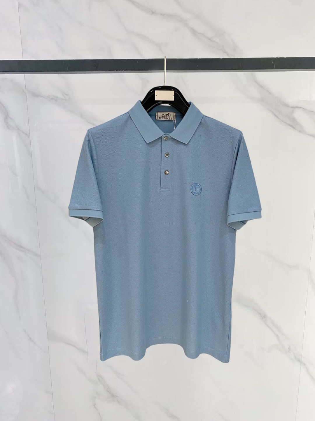 NO:843038,/ Hermes family premium men's business casual piqué cotton lapel POLO shirt, sold through trading company channels, sourced from the original factory, a favorite among high-end connoisseurs, new in spring and summer of 2026, in perfect condition!  !  The high-grade materials imported from Egypt are selected from the finest long-staple cotton raw materials with excellent sunlight in the Nile River area. They are woven and dyed in a century-old Italian workshop. It is an extremely luxurious and special material. The fabric properties are all excellent. The mesh structure is fine and natural, the gloss is excellent, the comfort and breathability are perfect, the tactile experience is self-evident, and the ultimate luxury enjoyment!  The details are exquisite, the appearance is first-class, the fashionable two-button placket design, equipped with a unique jacquard collar, the color is versatile, and the upper body effect is first-class. It is quite fashionable and can easily highlight the temperament. It is very capable and has an excellent age-reducing effect. It is a POLO shirt that shows great taste. It is a perfect item for urban high-end business commuting and leisure!  Size 48-58, size 50, shoulder width 44, bust 104, length 68,,hermes,hermes,19860909/ Hermes爱马仕家族高级男士商务休闲珠地棉翻领POLO衫,贸易公司渠道货,源自原厂代工出品,高端品鉴心水之物,26年春夏新品,品相完美如斯！！ 客供埃及进口高级物料,甄选尼罗河区域光照极好的上等长绒棉花原料,经过意大利百年工坊定织定染而成,极为奢华特殊的材质,面料属性皆为上乘,网眼结构细腻自然,光泽感极好,舒适性与透气性完美兼备,触感体验不言而喻,奢华极致享受！ 细节精湛考究,品相一流,时尚两扣开合门襟设计,搭载别致提花领,配色万能百搭,上身效果一流,颇具时髦亦显极易凸显出气质感,干练十足,减龄效果亦非常出色,属于非常彰显品位的一款POLO衫,都市高端商务通勤与休闲完美兼备的单品！尺码48-58 50码 肩宽44 胸围104 衣长68,,hermes,hermes,,Men's clothing