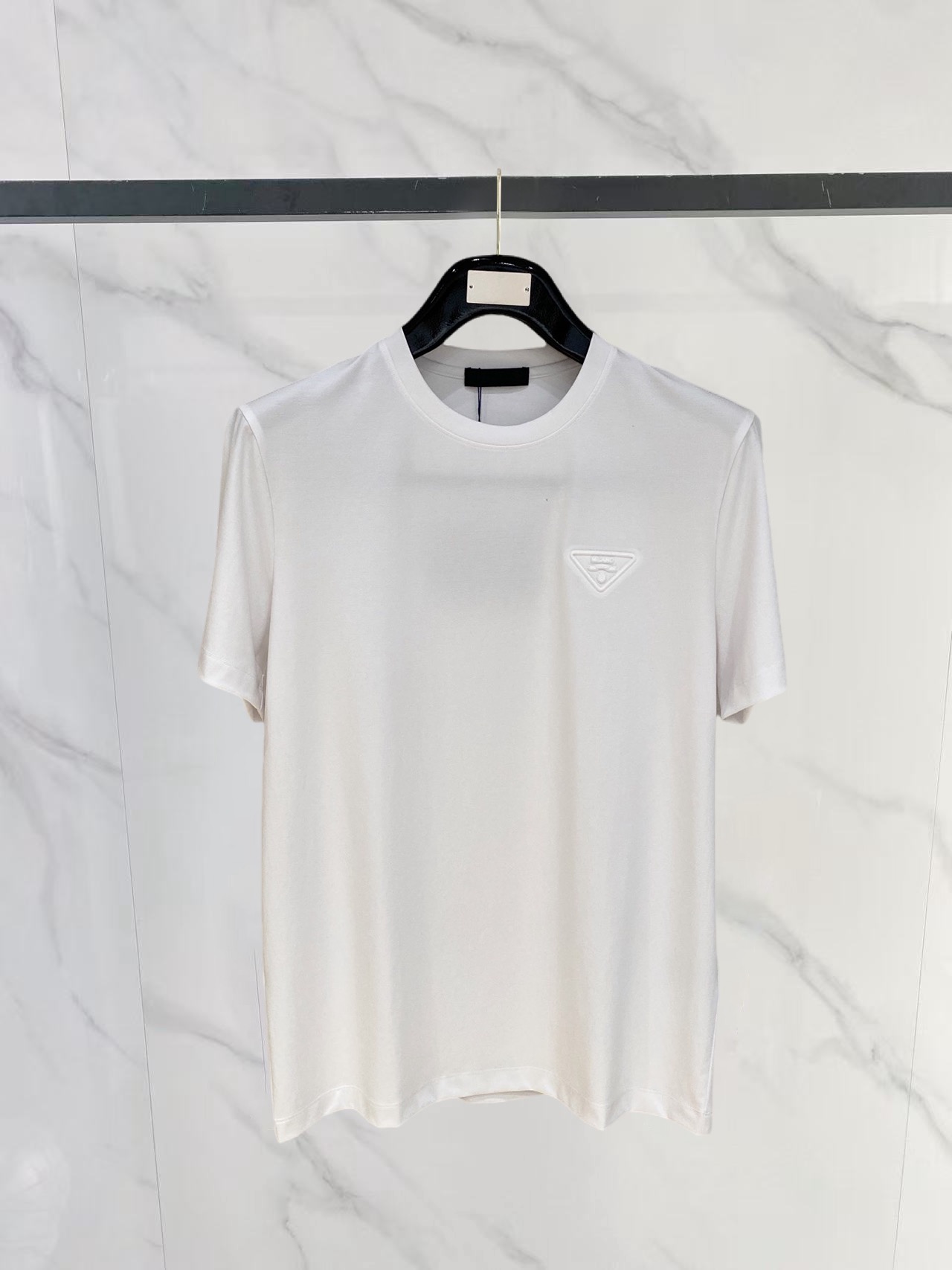 NO:843048,Prada, 2025 new season new spring and summer new printed logo short-sleeved T-shirt!  It uses high-end 80-count yarn of the noble PIMA cotton, mousse cotton fabric, and LYCRA new fiber interweaving and blending. It is finished with complex and advanced liquid ammonia mercerization. The fabric has a mousse-like skin-friendly and delicate touch, and is stiff and not easy to wrinkle, durable to wear and wash, and not easy to deform. It is a very high-end and advanced T-shirt fabric. A must-have for spring and summer!  Size M-4XL,,prada,prada,T-shirt,tees,t-shirt,19860909Prada普拉达、2025新季新款春夏新款印花logo短袖T恤！选用棉中贵族PIMA棉的高端80支纱线,慕斯棉面料,配合莱卡(LYCRA)新型纤维交织混纺.并经过复杂先进的液氨丝光整理.让面料拥有慕斯般的亲肤细腻触感,并且具有挺括不易皱, 耐穿洗,不易变形等特性. 是一款非常高端先进的T恤面料.春夏季搭配的必备款！ 尺码M-4XL,,prada,prada,T-shirt,tees，t-shirt,,Men's clothing