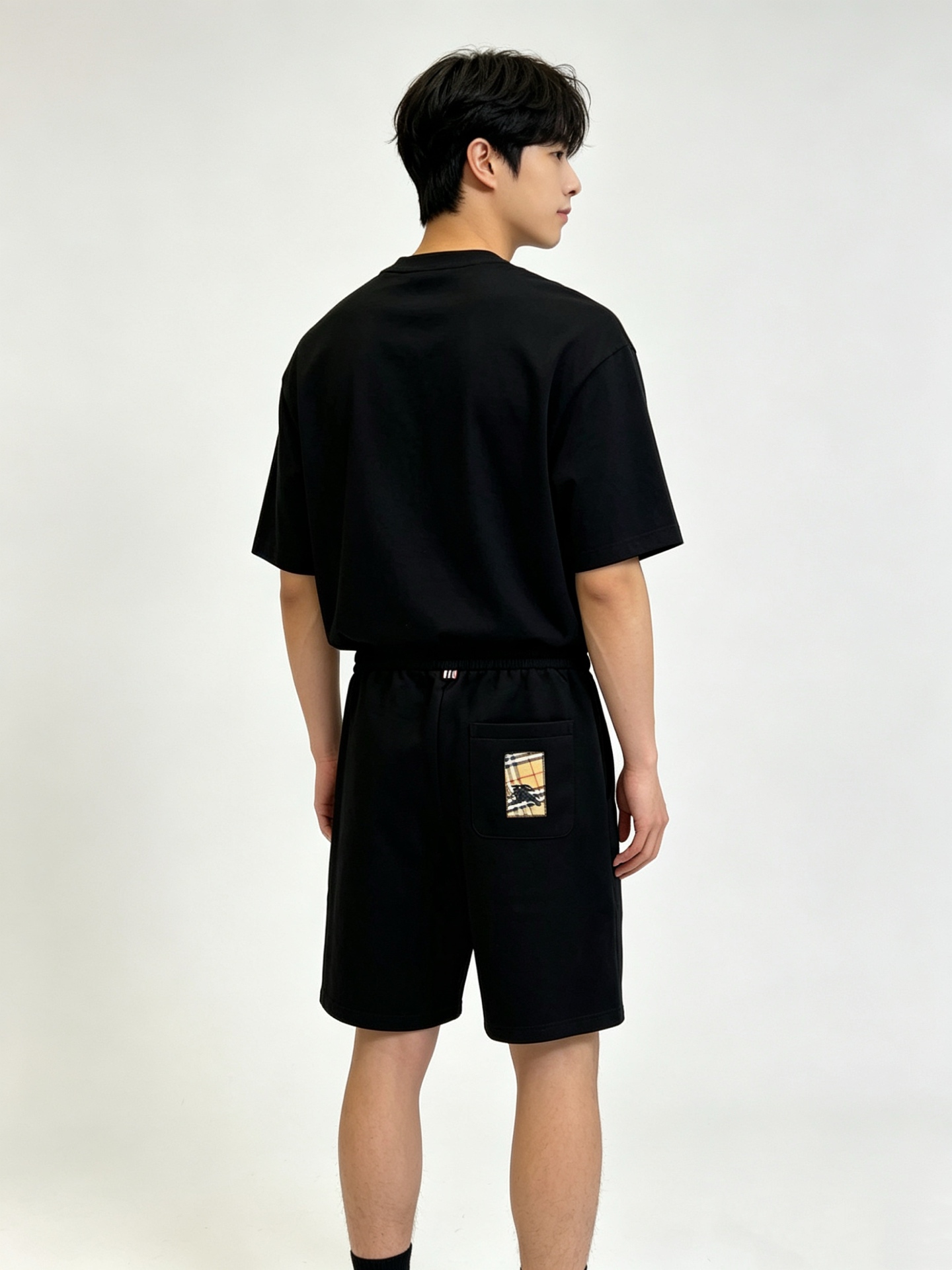 NO:845595,Burberry, 2026 spring and summer new casual shorts, with solid colors as the main colors, interpreting simple but not simple fashion aesthetics. The elastic waist design is paired with retro contrasting drawstrings, and the solid color laces on one side are intertwined with the classic plaid pattern on the other side, cleverly balancing the sense of leisure and sophistication. The trousers body  The loose straight cut has just the right length, which not only ensures coolness and comfort in summer, but also trims the leg shape. The left trouser leg is decorated with a metallic logo, which becomes the finishing touch of the overall look, low-key highlighting the brand style and personality. The fabric is made of cupro 24, polyester fiber  69. The scientific proportion of spandex 7, cupro-ammonium silk gives the fabric silky drape and natural breathability, polyester fiber ensures stiffness and durability, and spandex injects just the right amount of elasticity to make every activity feel free. The lining is made of classic retro plaid, showing quality from the details. These shorts  They can be easily controlled and become a versatile tool for your spring and summer wardrobe, allowing comfort and fashion to go hand in hand, unlocking the diverse scenes of urban life. M-4XL (model weighs 173,143 pounds, upper body size L),, burberry, burberry, shorts,19860909Bur巴宝莉、2026春夏新品休闲短裤,以纯色为主色调,诠释简约而不简单的时尚美学.松紧腰头设计搭配复古撞色抽绳,一侧纯色系带与另一侧经典格纹交织,巧妙平衡休闲感与精致度.裤身宽松直筒剪裁,长度恰到好处,既保证夏日穿着的清凉舒适,又修饰腿型显利落.左侧裤腿点缀金属质感徽标,成为整体造型的点睛之笔,低调彰显品牌格调与个性态度.面料采用铜氨丝24、聚酯纤维69、氨纶7的科学配比,铜氨丝赋予面料丝滑垂坠与天然透气,聚酯纤维保障挺括耐穿,氨纶注入恰到好处的弹性,让每一次活动都自在无拘.内衬选用经典复古格纹,从细节处流露品质.这条短裤都能轻松驾驭,成为你春夏衣橱的百搭利器,让舒适与时尚同行,解锁都市生活的多元场景.M-4XL（模特173,143斤上身L码）,,burberry,burberry,shorts,,Men's clothing