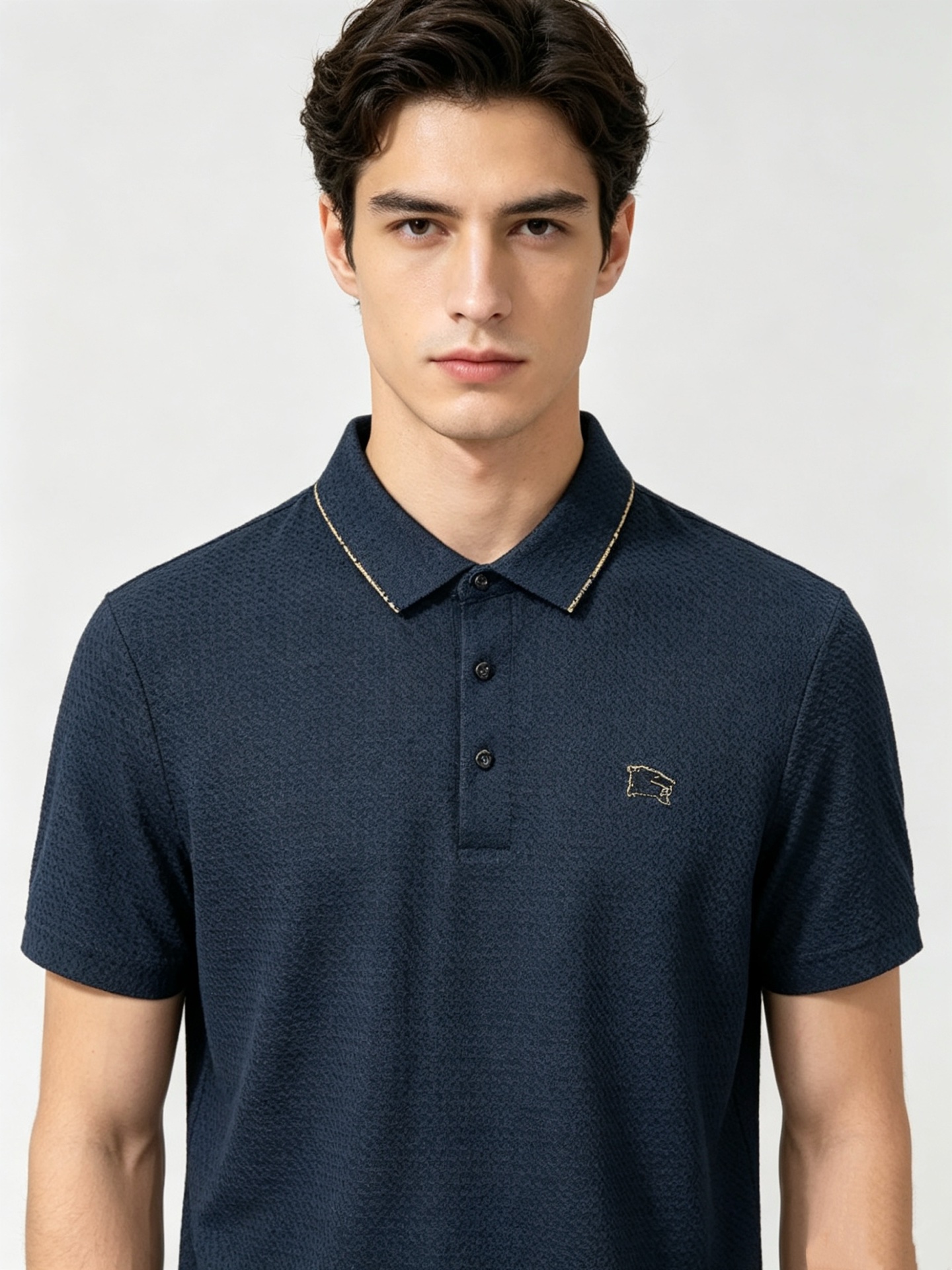 NO:845656,Burberry 2026ss summer new letter logo men's lapel Polo shirt!  Classic business men's style, the ceiling-level business men's style of high-end men's clothing!  Simple and fashionable yet elegant, it looks great when worn alone, and quality control/details control can be taken away with your eyes closed. It is low-key, luxurious and connotative!  Custom-woven ice silk traceless fabric provided by customers has excellent breathability and heat dissipation and perspiration. The upper body comfort is completely better than ordinary single-sided jersey tissue!  The classic brand LOGO on the chest is made with top-notch craftsmanship. The LOGO is three-dimensional, clear and full, and has extraordinary texture. Whether it is worn as an inner layer or worn alone, it is a classic product!  The exquisite tailoring process, every detail is handled very standard and delicately, which cannot be compared with other low-end products on the market. It is a must-have basic and versatile Polo shirt for men!  Size M-4XL,,burberry,burberry,19860909Burberry巴宝莉2026ss夏季新款字母logo男士翻领Polo衫！经典商务男款,高端男装的天花板级别的商务男款！简约时尚大气不失优雅,单穿内搭体面过人,品质控/细节控的闭眼带走,低调又奢华有内涵！ 客供定织冰丝无痕面料,透气性和散热排汗性极佳,上身舒适程度完全优于普通单面汗布组织！胸前经典的品牌LOGO标识,采用顶级工艺打造,LOGO立体清晰饱满,质感非凡的特质,无论是内搭还是单穿都是一款经典领域的产品！精妙绝伦的裁剪工艺,每一个细节处理的非常标准细腻,非市面一般LOW货可以媲美的,男士必入基础百搭款Polo衫推荐！ 尺码M-4XL,,burberry,burberry,,Men's clothing