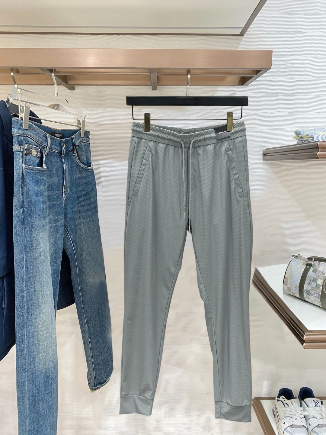 NO:845659,New quick-drying trousers lulu Lulu lemon series men's lightweight, flexible, quick-drying three-dimensional cut casual pants, the cut is more slim, more suitable for sports, the texture is wear-resistant and enhanced, the overall style blends elements of the ROCK series. Features: TerraTex fabric, elastic, soft and comfortable, this fabric has excellent durability, breathability and moisture wicking performance. Positioned to be lightweight and quick-drying, slim fit. Fabric 90 nylon 10 elastic fiber  New casual and slim fit. Color: black, gray, green. Size: M-XXL,,19860909新款速干长裤 lulu露露乐檬系列男款轻便灵活快干立体剪裁休闲裤,裁剪更修身, 更加适合运动,质感耐磨有增强, 整体风格糅合了ROCK系列元素. 特点采用TerraTex面料,富有弹性、柔软舒适, 此面料具有优异的耐用性、透气性和吸湿排汗性能. 定位轻便快干 剪裁修身剪裁. 面料90 锦纶 10 弹性纤维 休闲修身型全新 颜色黑色,灰色,绿色 尺码M—XXL,,,Men's clothing
