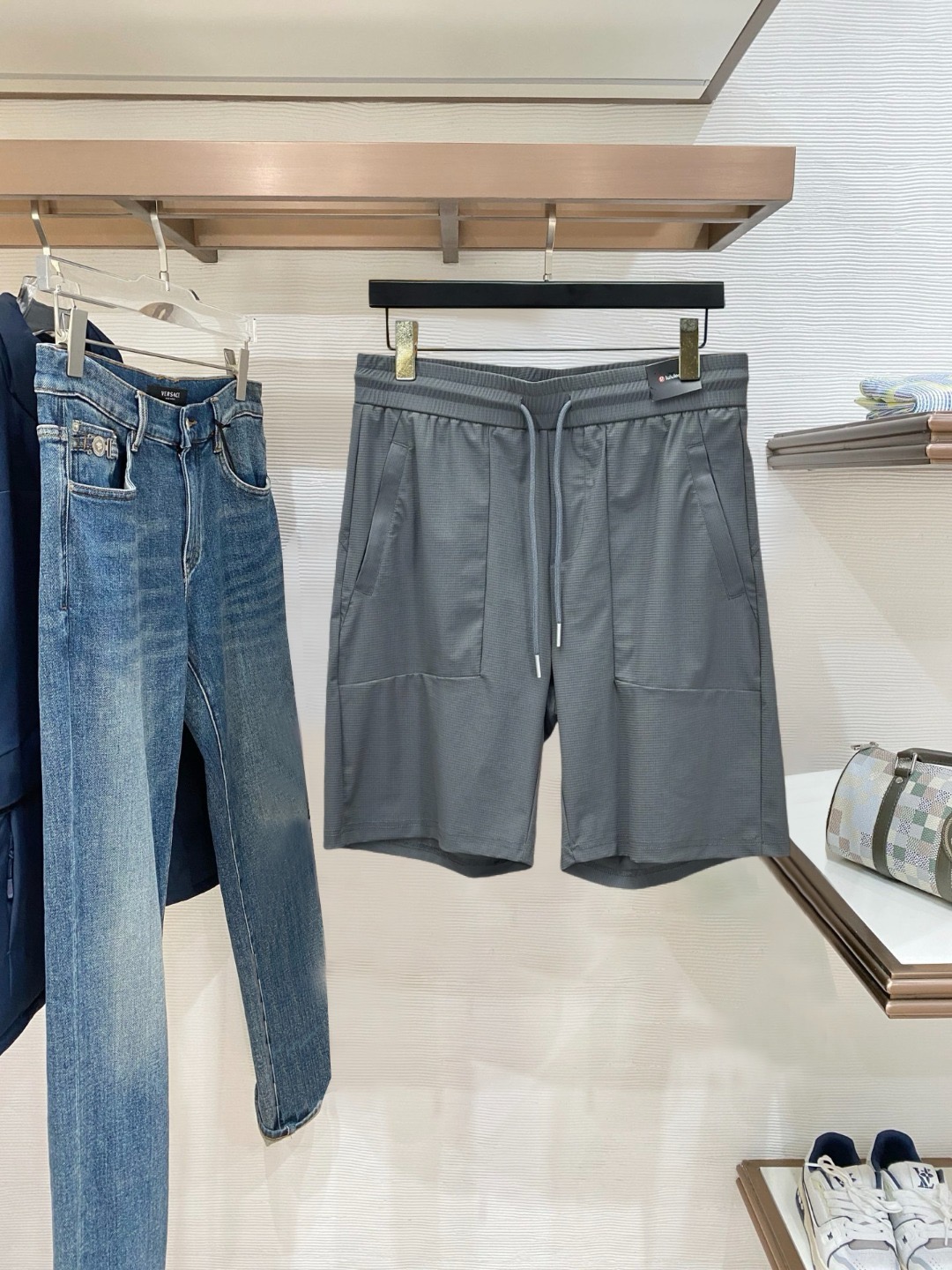 NO:845662,The new quick-drying shorts Lulu Lemon series men's lightweight, flexible and quick-drying three-dimensional tailored casual pants are more slim-fitting, more suitable for sports, and the texture is wear-resistant and enhanced. The overall style blends elements of the ROCK series. Features: TerraTex fabric, elastic, soft and comfortable, this fabric has excellent durability, breathability and moisture wicking performance. Positioned to be lightweight and quick-drying, slim fit. Fabric 90 nylon 10 elastic fiber  New casual and slim fit. Color: black, gray. Size S—XXL,,shorts,19860909新款速干短裤 lulu露露乐檬系列男款轻便灵活快干立体剪裁休闲裤,裁剪更修身, 更加适合运动,质感耐磨有增强, 整体风格糅合了ROCK系列元素. 特点采用TerraTex面料,富有弹性、柔软舒适, 此面料具有优异的耐用性、透气性和吸湿排汗性能. 定位轻便快干 剪裁修身剪裁. 面料90 锦纶 10 弹性纤维 休闲修身型全新 颜色黑色,灰色 尺码S—XXL,,shorts,,Men's clothing